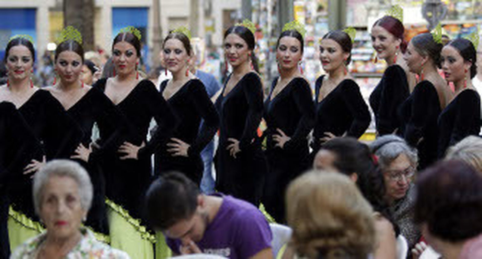 Jóvenes vestidas de flamenca durante el acto festivo celebrado en la PLaza Nueva. / Juan Carlos Muñoz
