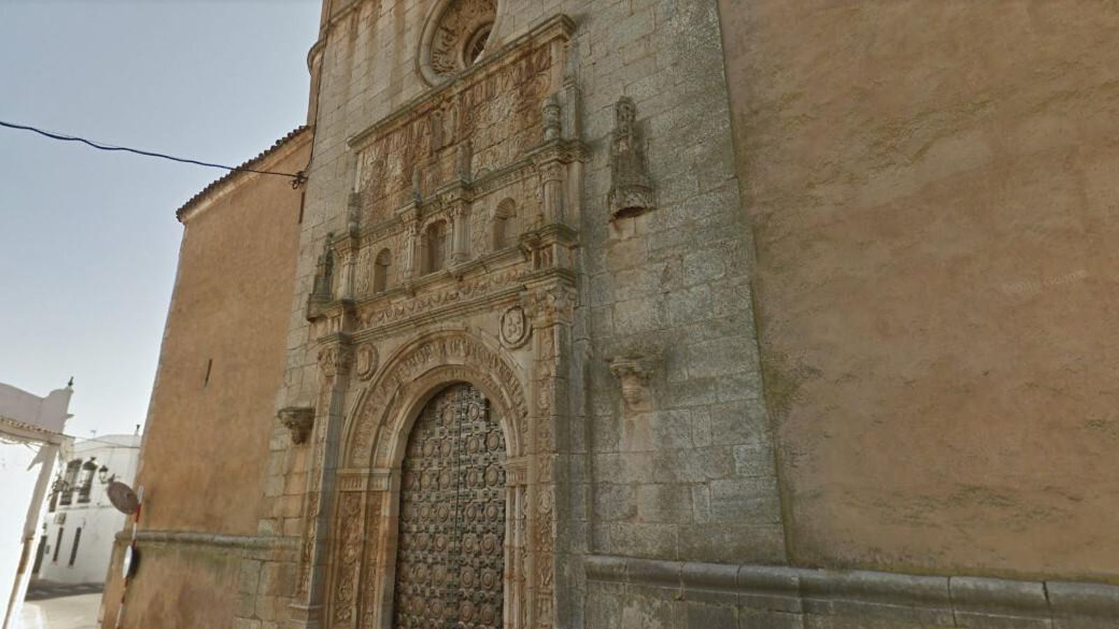 El Camino pasa junto a la puerta lateral de la Parroquia de Nuestra señora de los Ángeles.