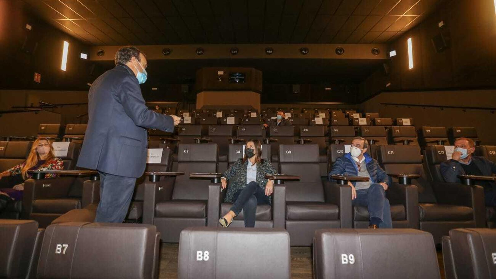 La alcaldesa, Patricia Cavada, junto a otros invitados a la inauguración, en una de las salas. La alcaldesa, Patricia Cavada, junto a otros invitados a la inauguración, en una de las salas.