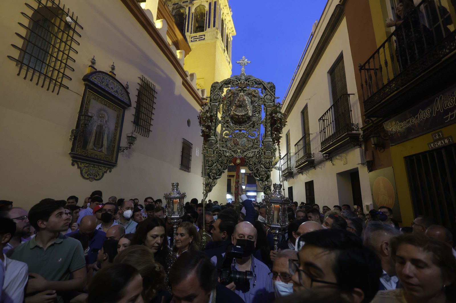 Imágenes del traslado del Simpecado de la Hermandad del Rocío de Triana