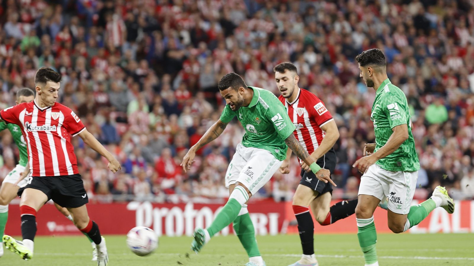 Willian José dispara en el primer gol bético.