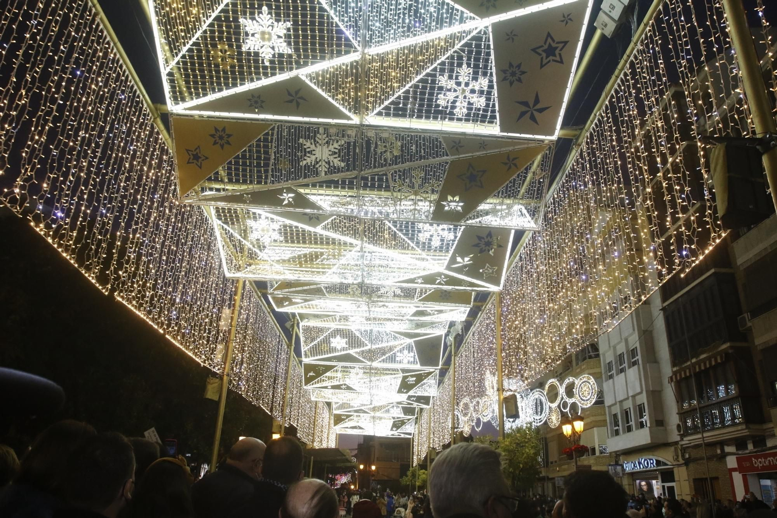 El encendido del espectacular alumbrado navideño de Puente Genil, en fotografías