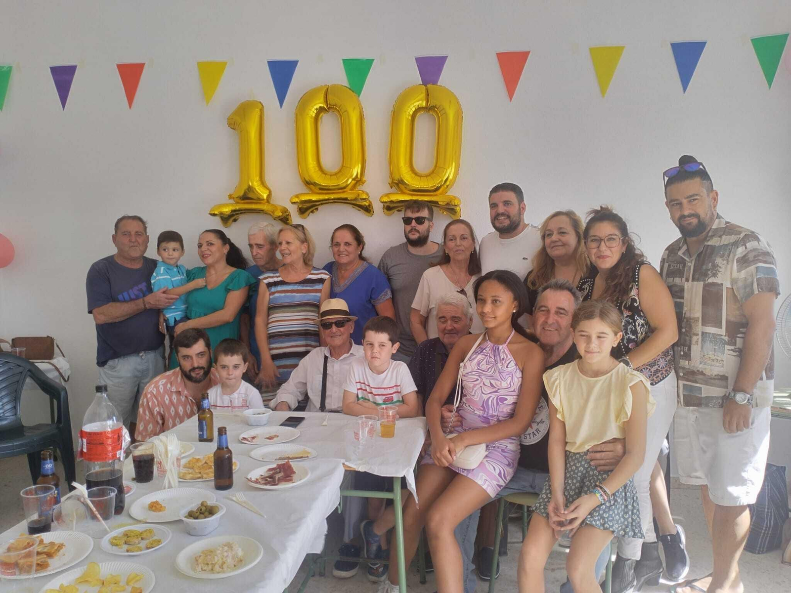 Antonio Benítez rodeado de los suyos celebrando su 100 cumpleaños. Antonio Benítez rodeado de los suyos celebrando su 100 cumpleaños.