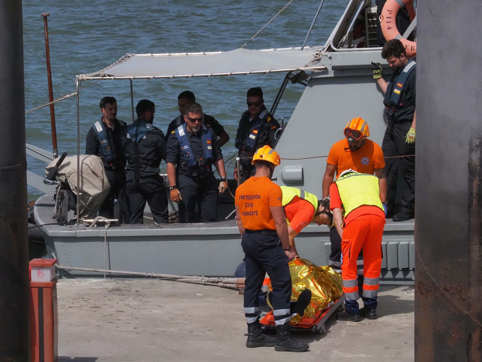 Las mejores imágenes del choque entre un ferry y un pesquero en medio del Guadiana