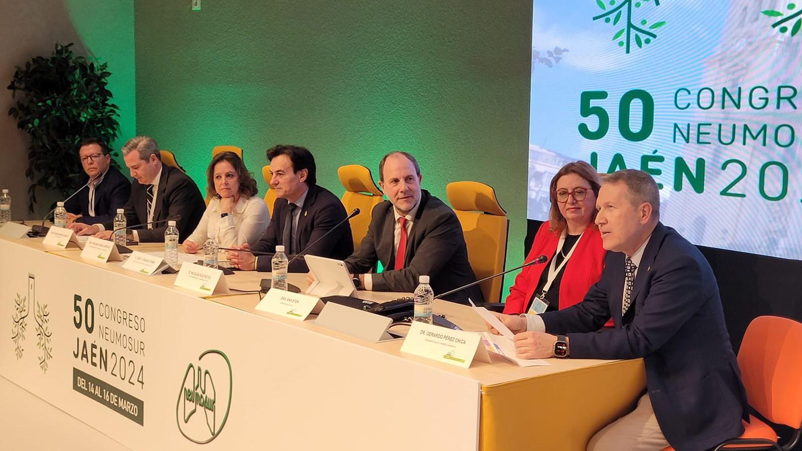 Mesa de intervenciones en el Congreso Neumosur.