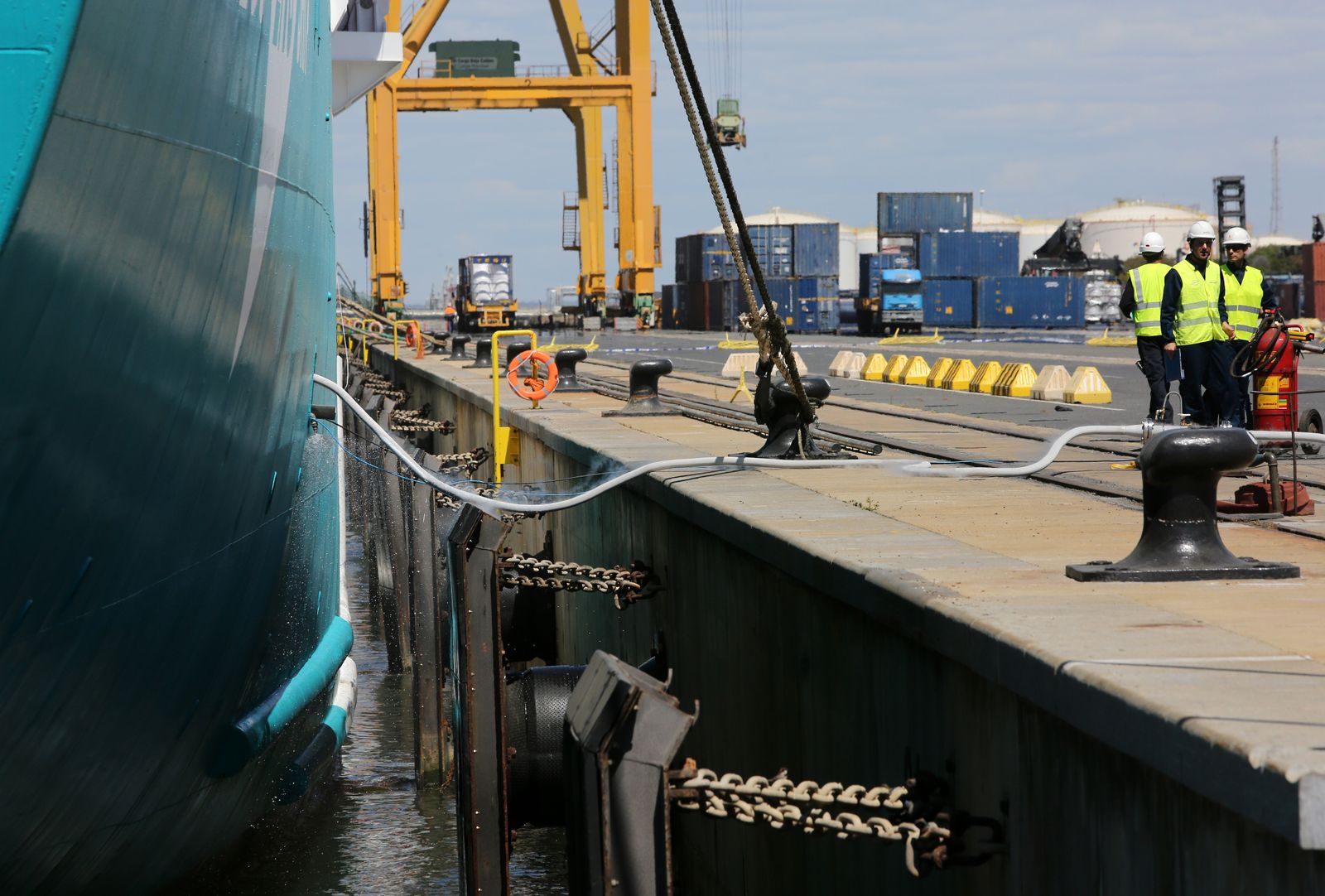 Primera operación de abastecimiento de Gas Natural de camión a barco en el Muelle Sur.