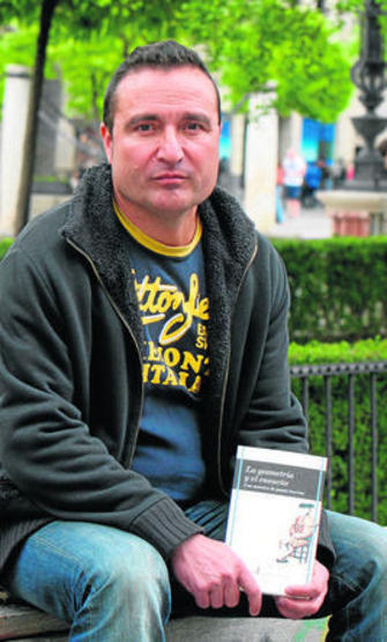 El ensayista, poeta y narrador Carlos Marzal con su antología.