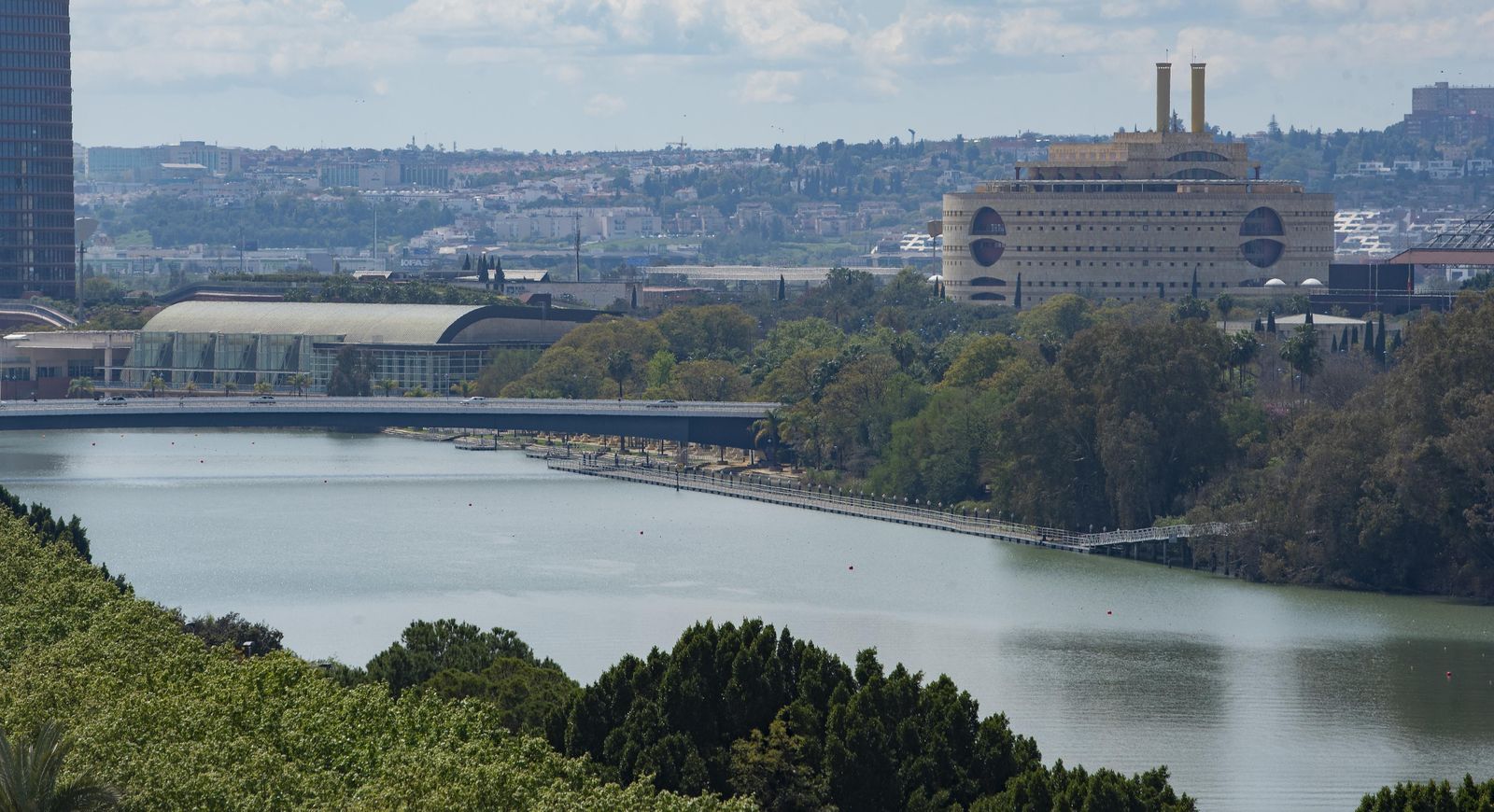 La dársena del río que baña la isla de la Cartuja.
