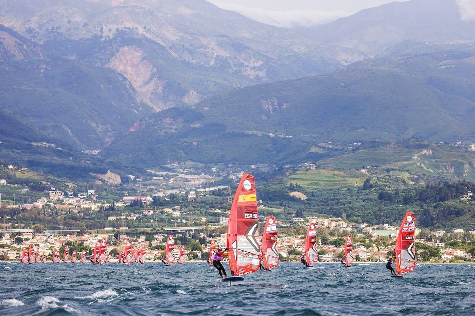 Pilar Lamadrid, en primer término, con su tabla en el Europeo de Patras.