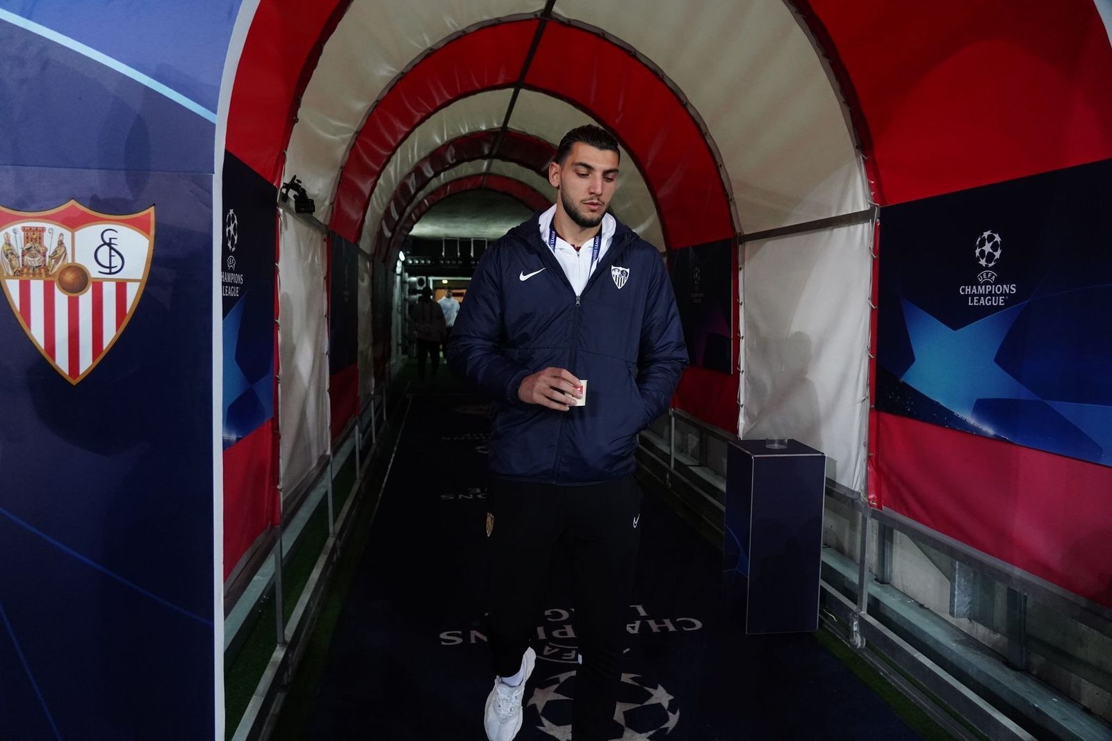 Rafa Mir, que estará en el banquillo, sale por el túnel de vestuarios del Red Bull Arena antes del calentamiento.