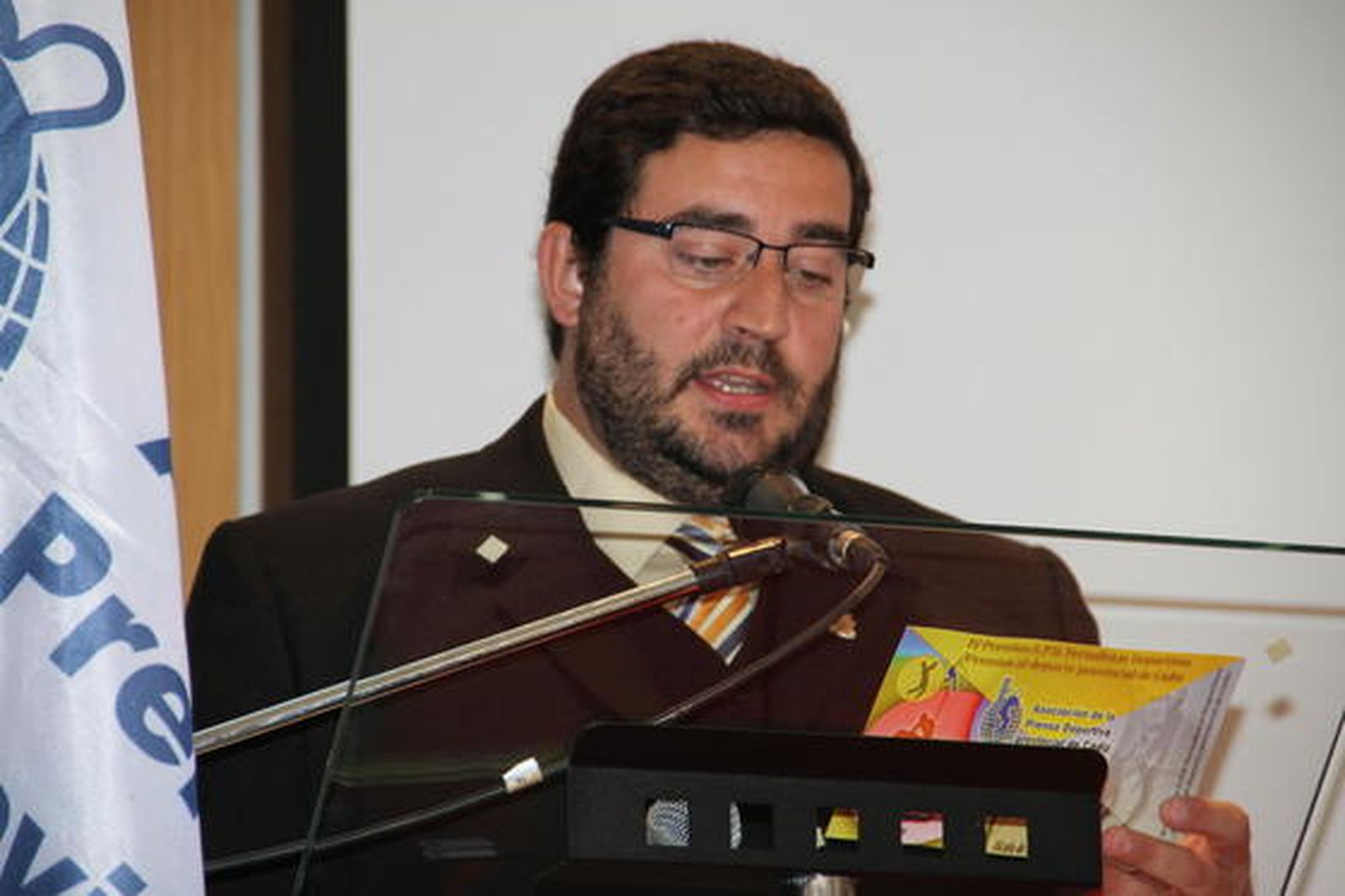 El periodista de Diario de Cádiz Fernando Díaz se dirige al auditorio. 

Foto: Manuel Aragon Pina