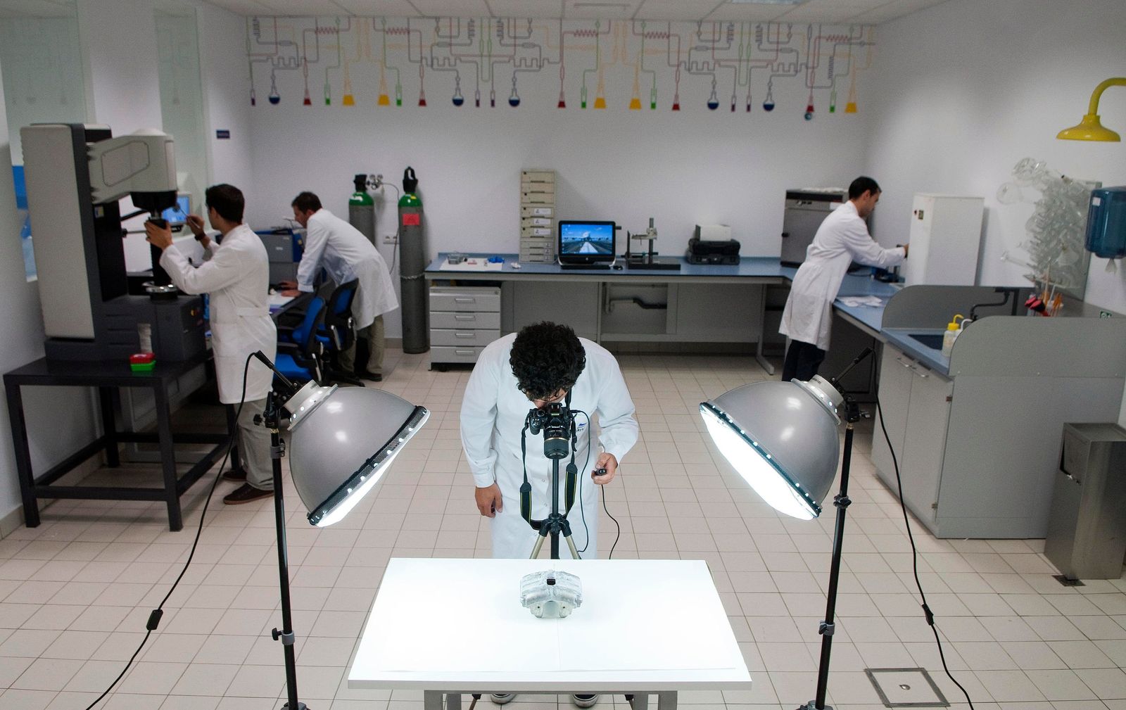 Uno de los laboratorios con los que cuenta Titania en sus oficinas de El Puerto.