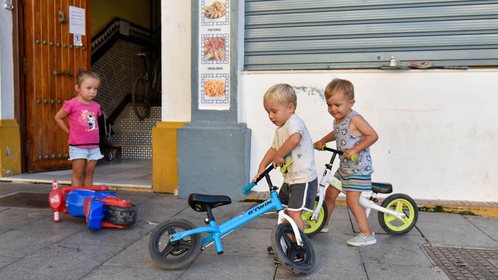 León coge una de las bicicletas amontonadas a la entrada del hostal