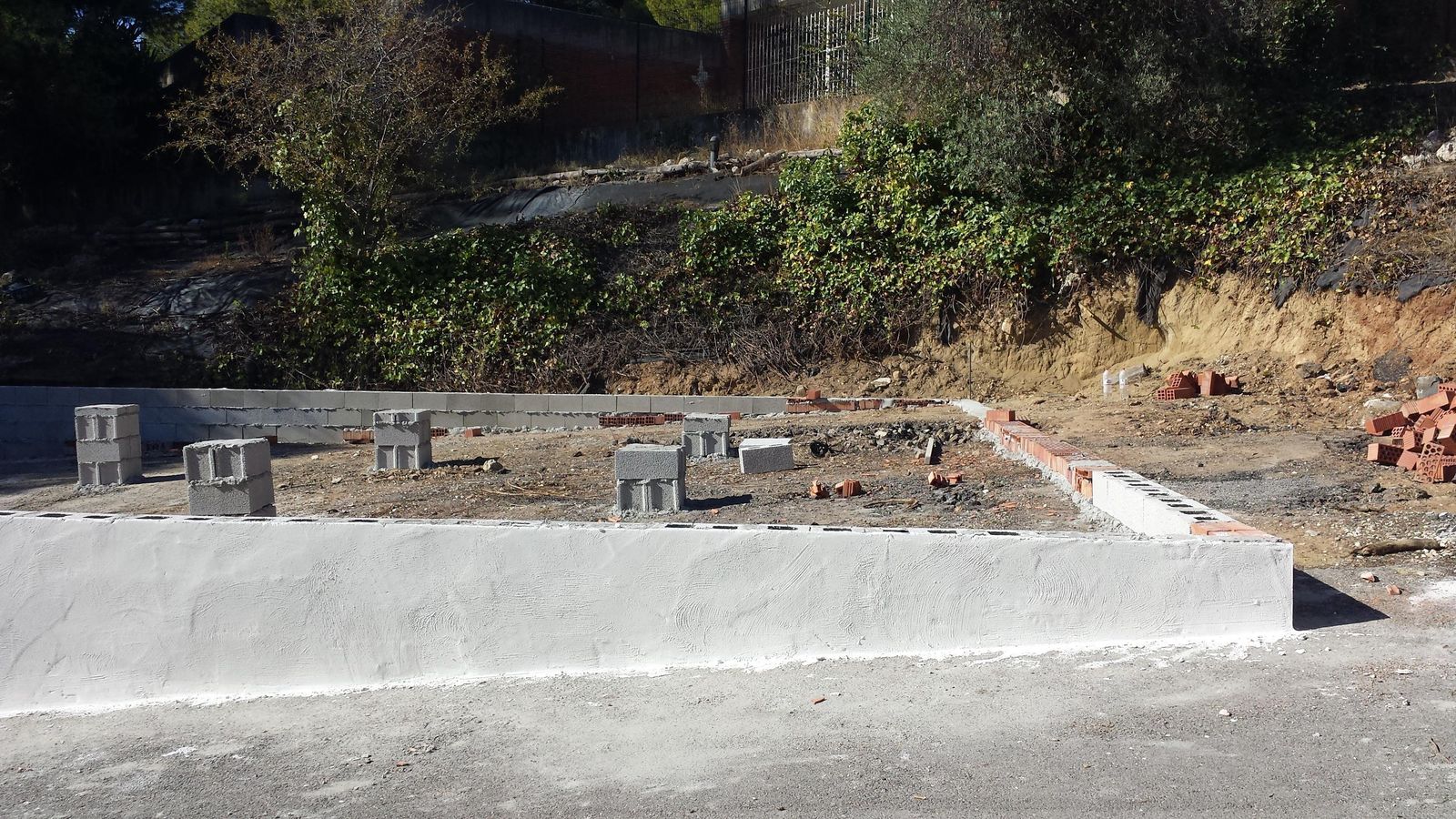 Aspecto que presentaban ayer las obras de las aulas prefabricadas de la Universidad Laboral, donde tan solo están construidos los cimientos.