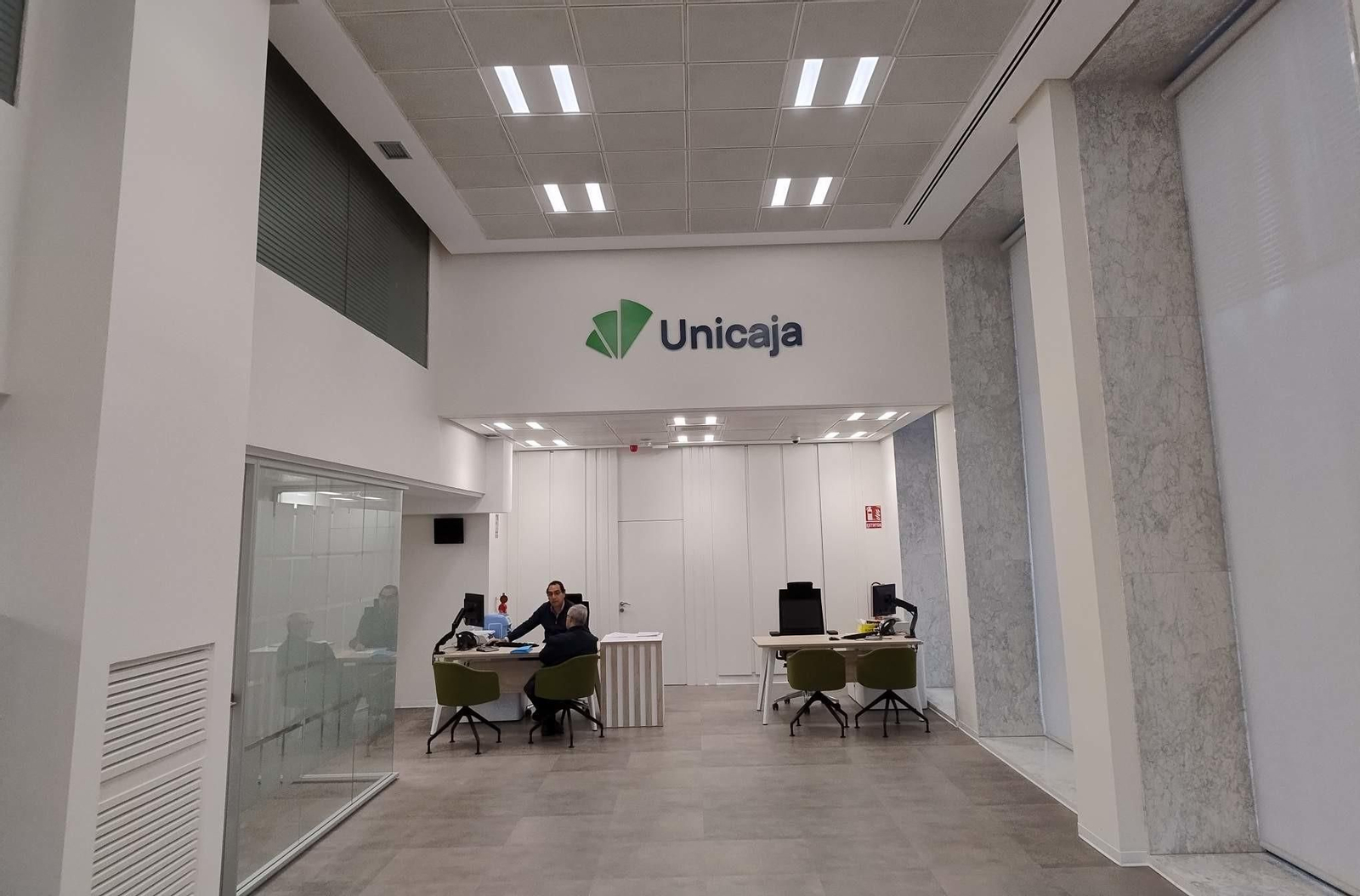Interior de una oficina de Unicaja Banco.