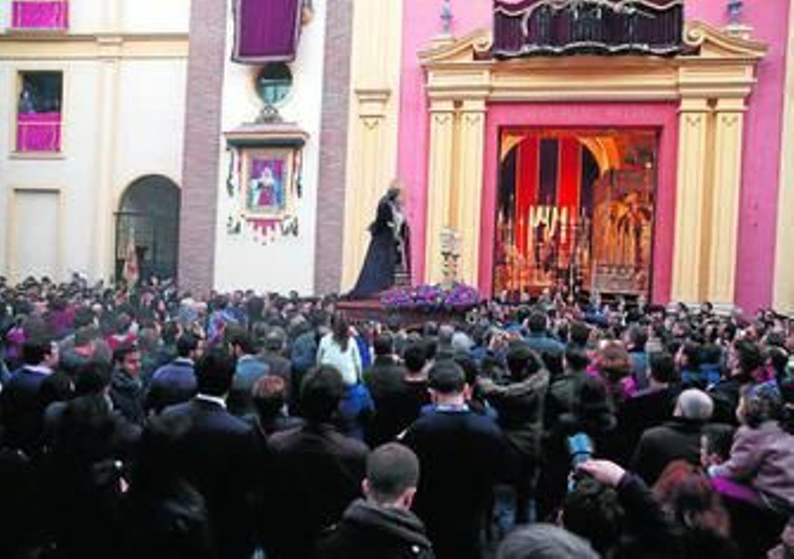 Los Titulares de la cofradía de Sentencia ante el Oratorio de Santa María Reina, en la plaza Virgen de las Penas.
