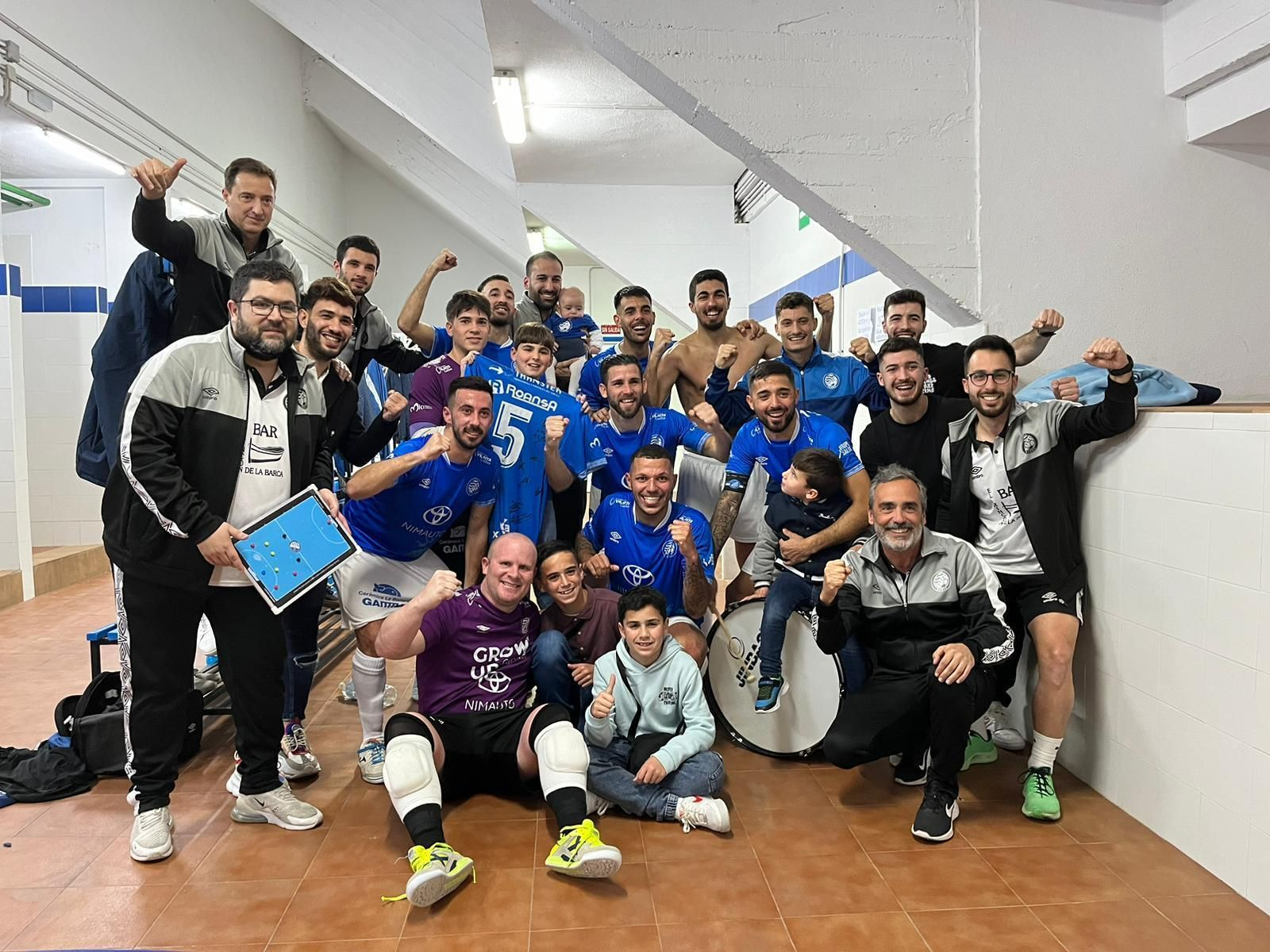 Los jugadores y cuerpo técnico del Xerez Toyota Nimauto festejan el triunfo contra ElPozo B.