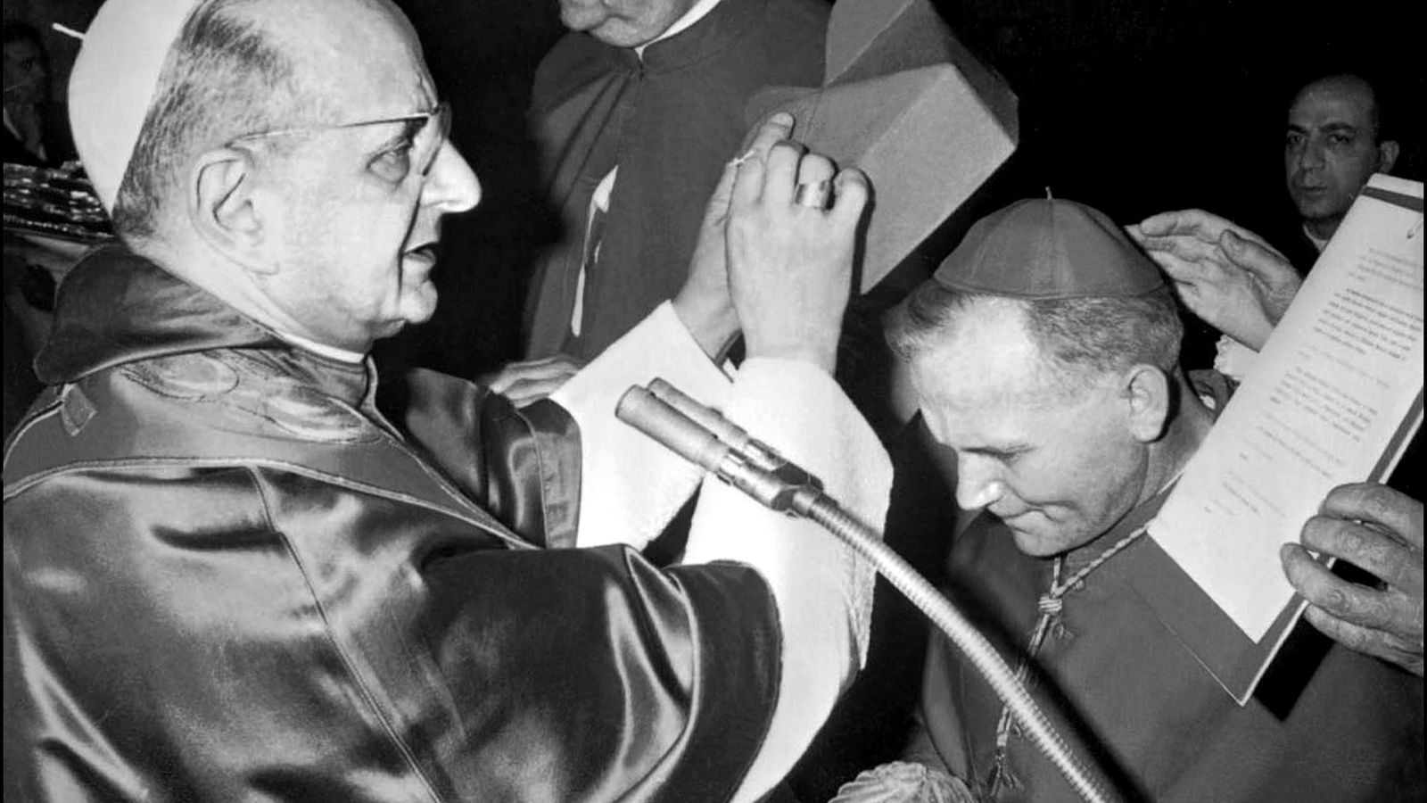 El Papa Pablo VI nombra cardenal a Karol Wojtyla, futuro Papa Juan Pablo II.