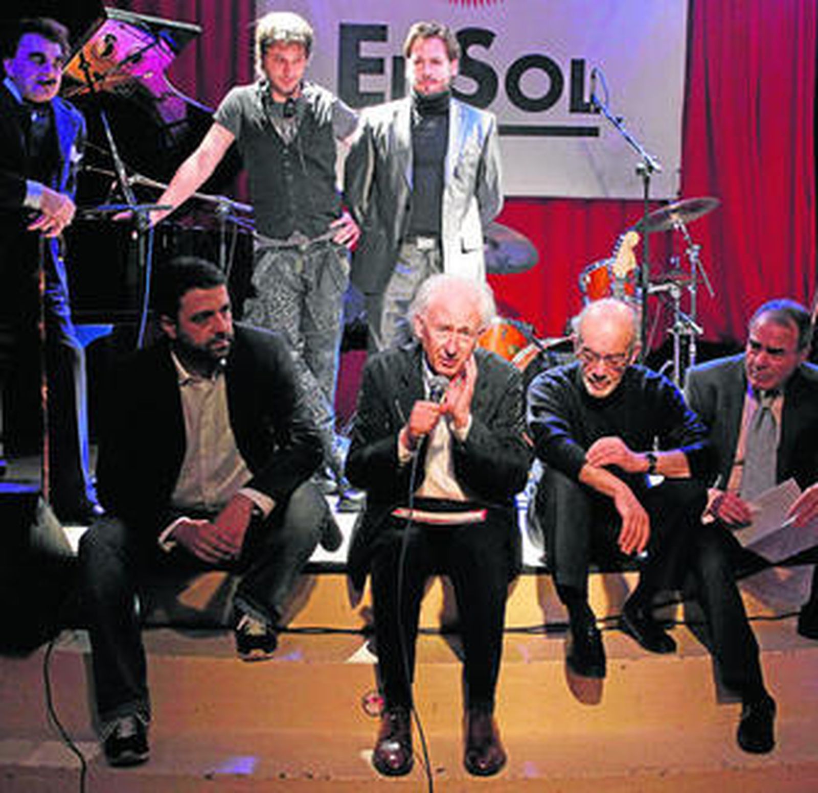 Boadella (centro), junto al equipo de la obra y autoridades.