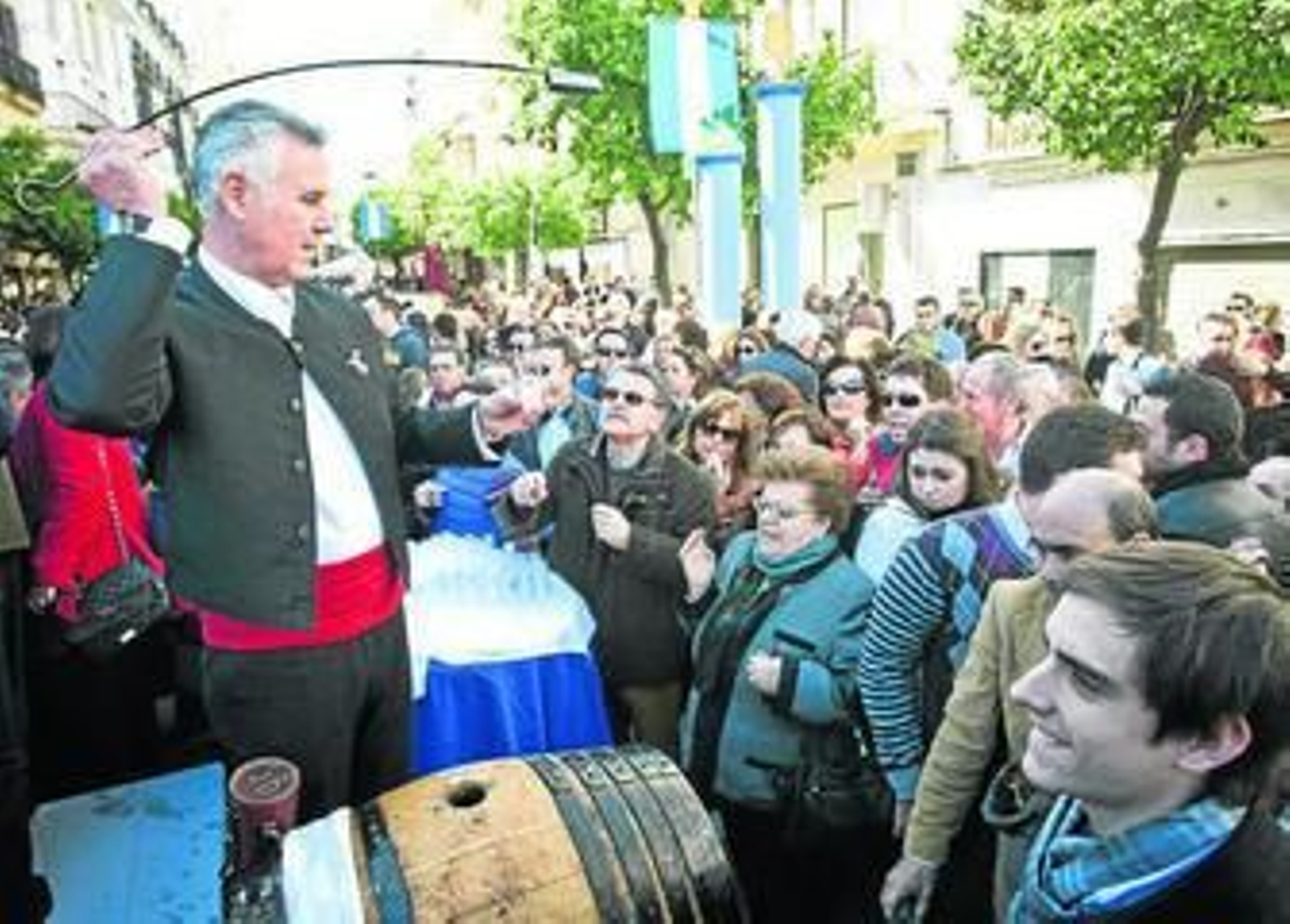 Un venenciador sirve vino en la calle Larga en uno de los actos celebrados en 2014 por la Ciudad Europea del Vino.