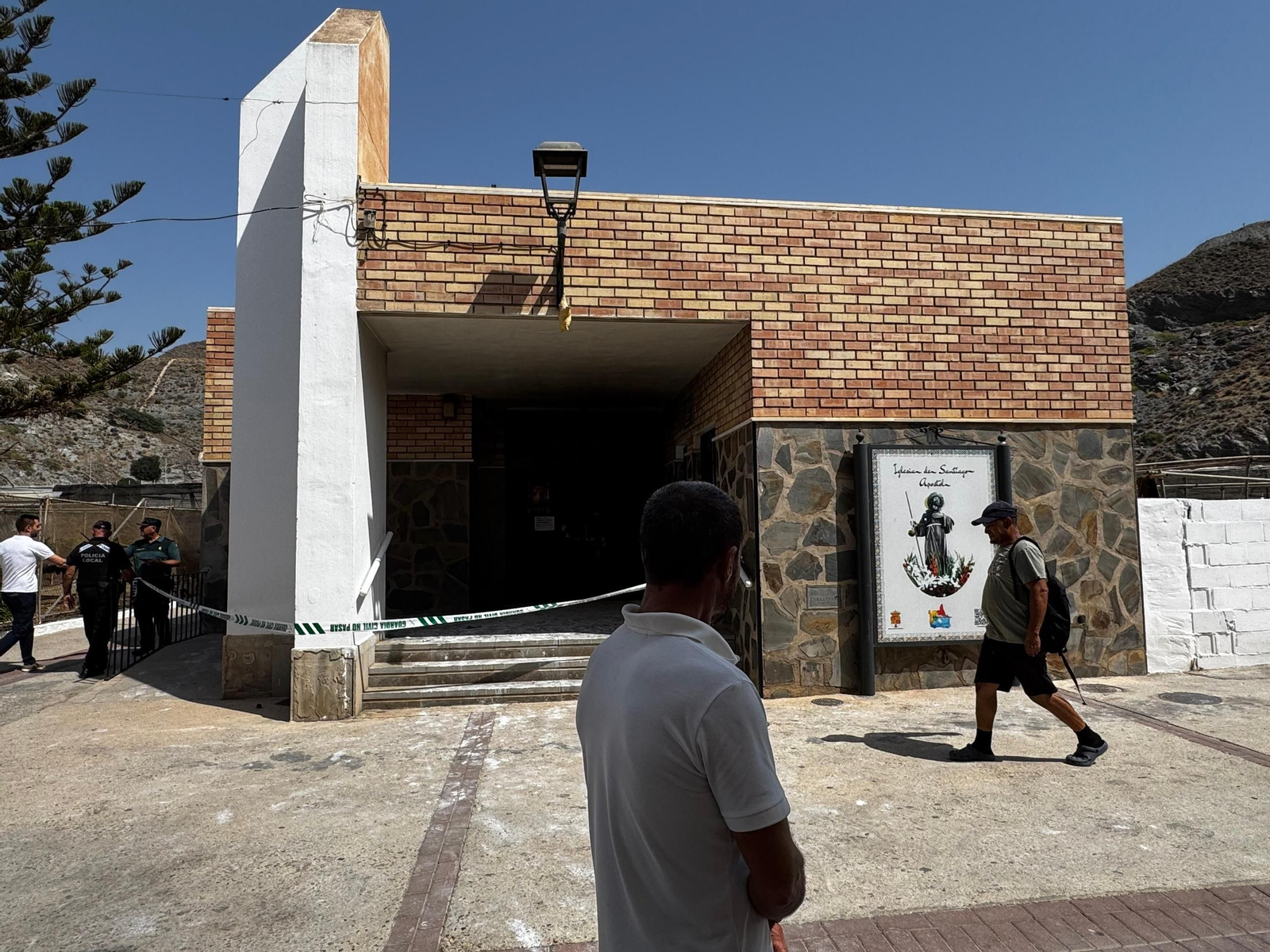 Varias personas en la puerta de la iglesia