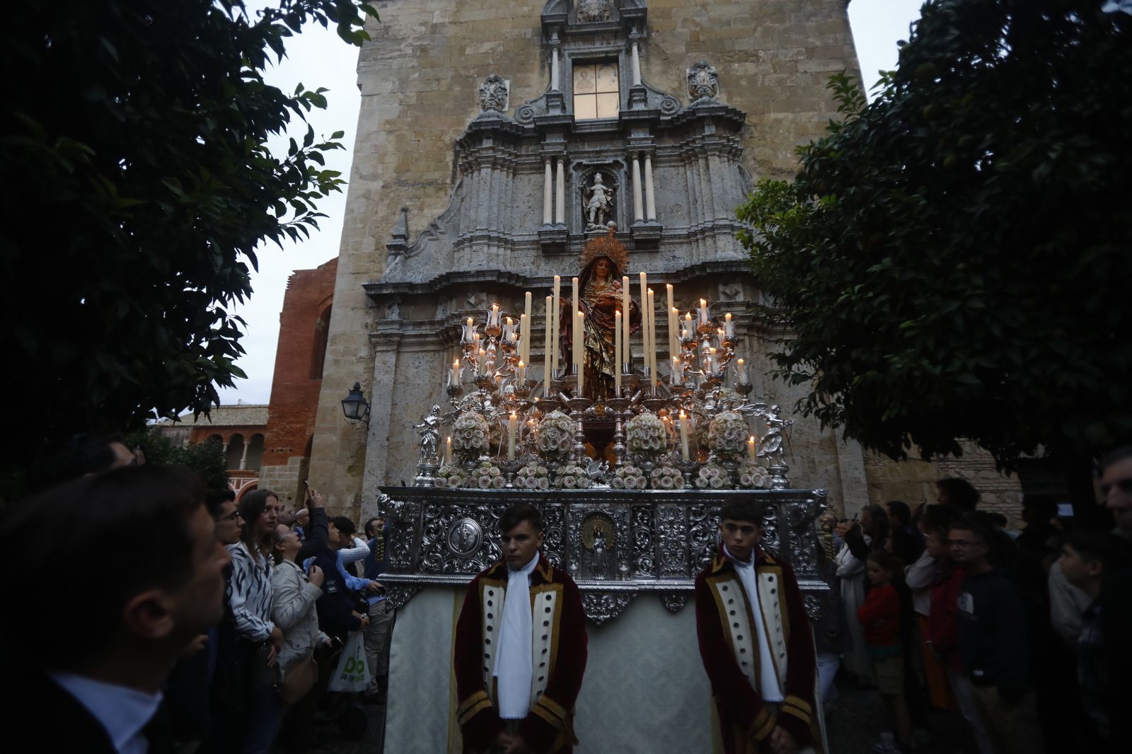 La procesión de la Virgen del Amparo de Córdoba, en imágenes