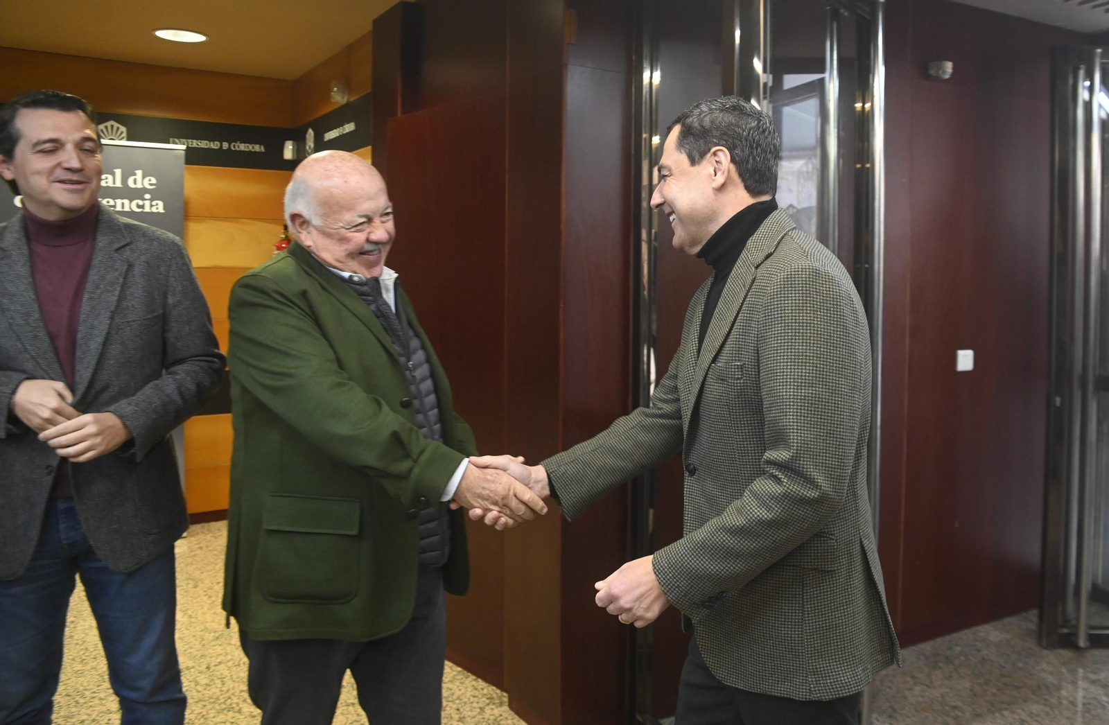 Juanma Moreno presenta en Córdoba su libro 'Manual de convivencia', en imágenes