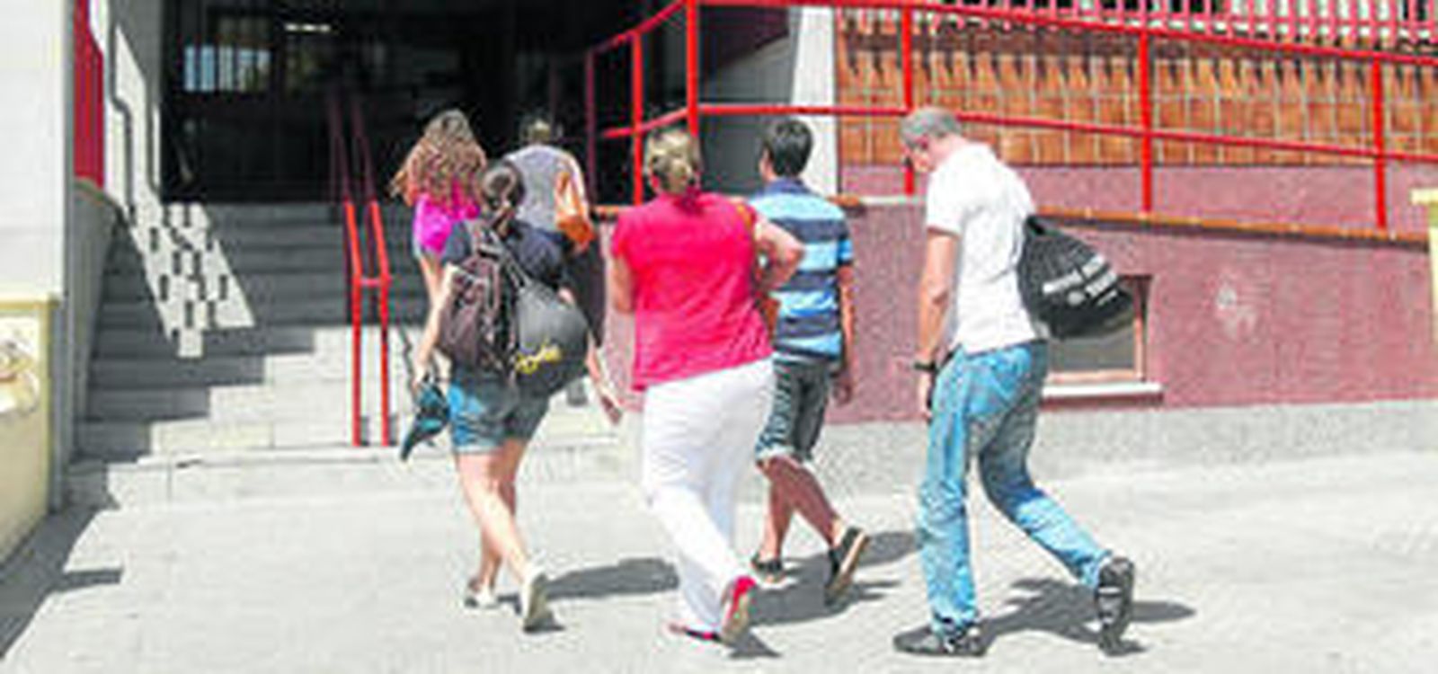 Padres de los alumnos entrando en la comisaría provincial de Cádiz.