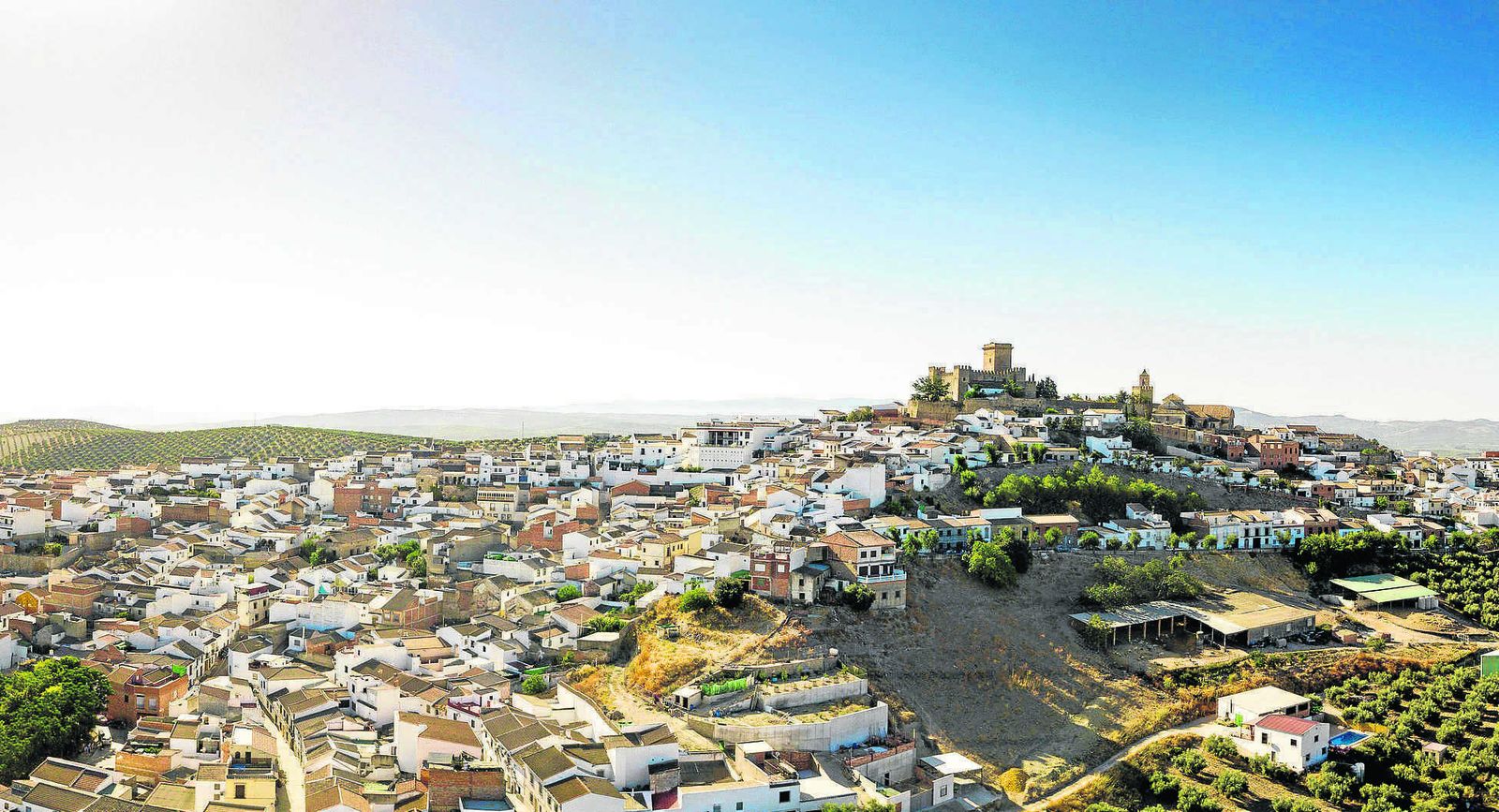 Castillo de Espejo, en la cima del pueblo.