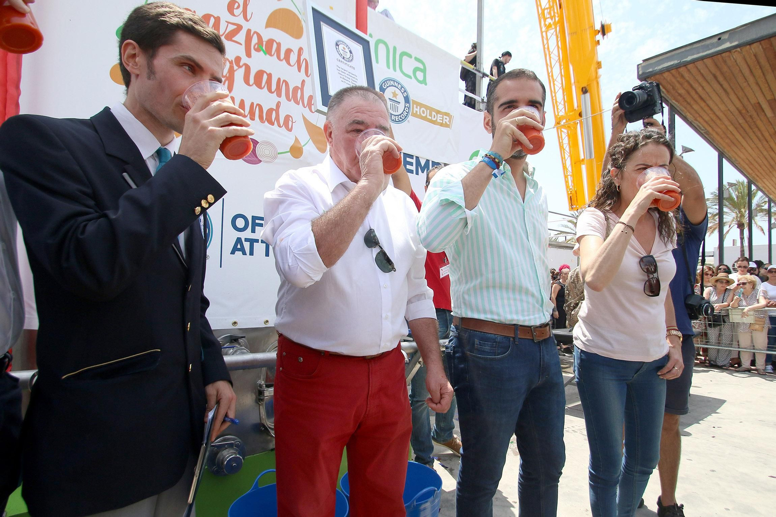 Fotogalería del récord Guinnes del gazpacho más grande del mundo