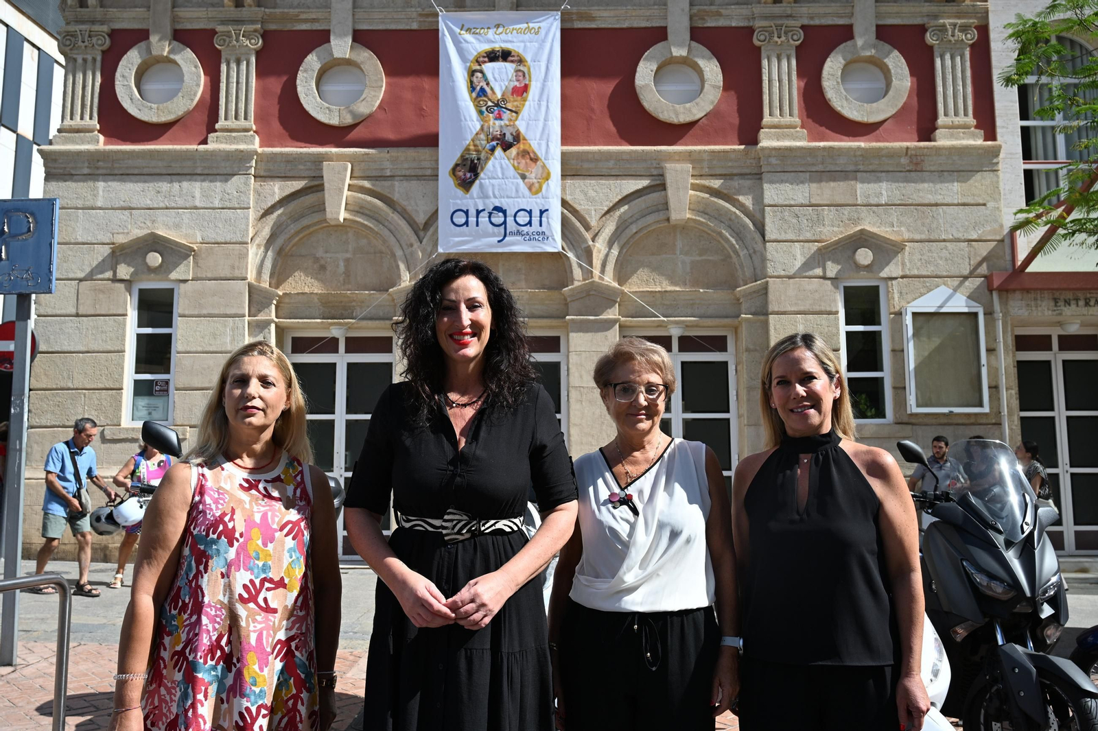 Colocación del lazo dorado en la fachada del teatro Apolo de Almería.