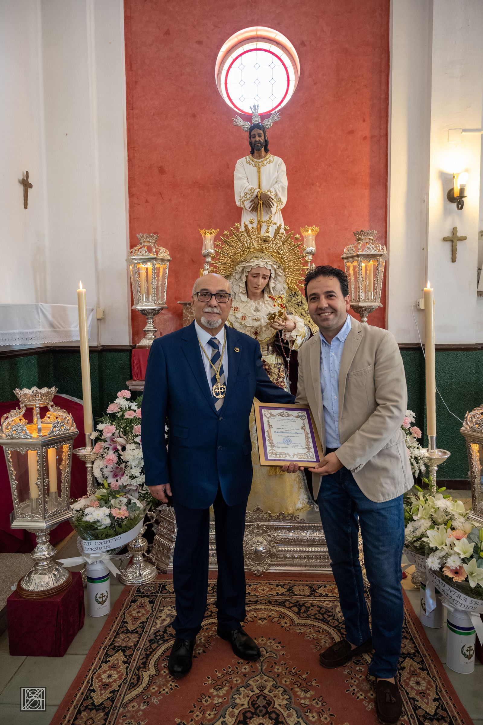 Chema Riquelme junto a los titulares de la Hermandad del Cautivo de Corrales