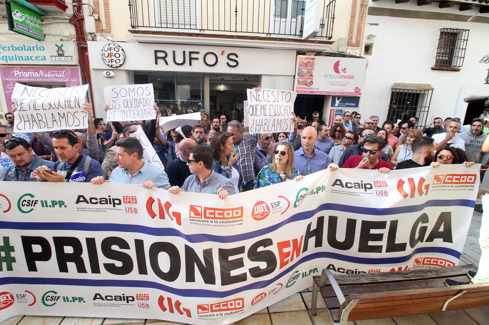 Imágenes de la concentración de funcionarios de prisión ante la subdelegación del Gobierno