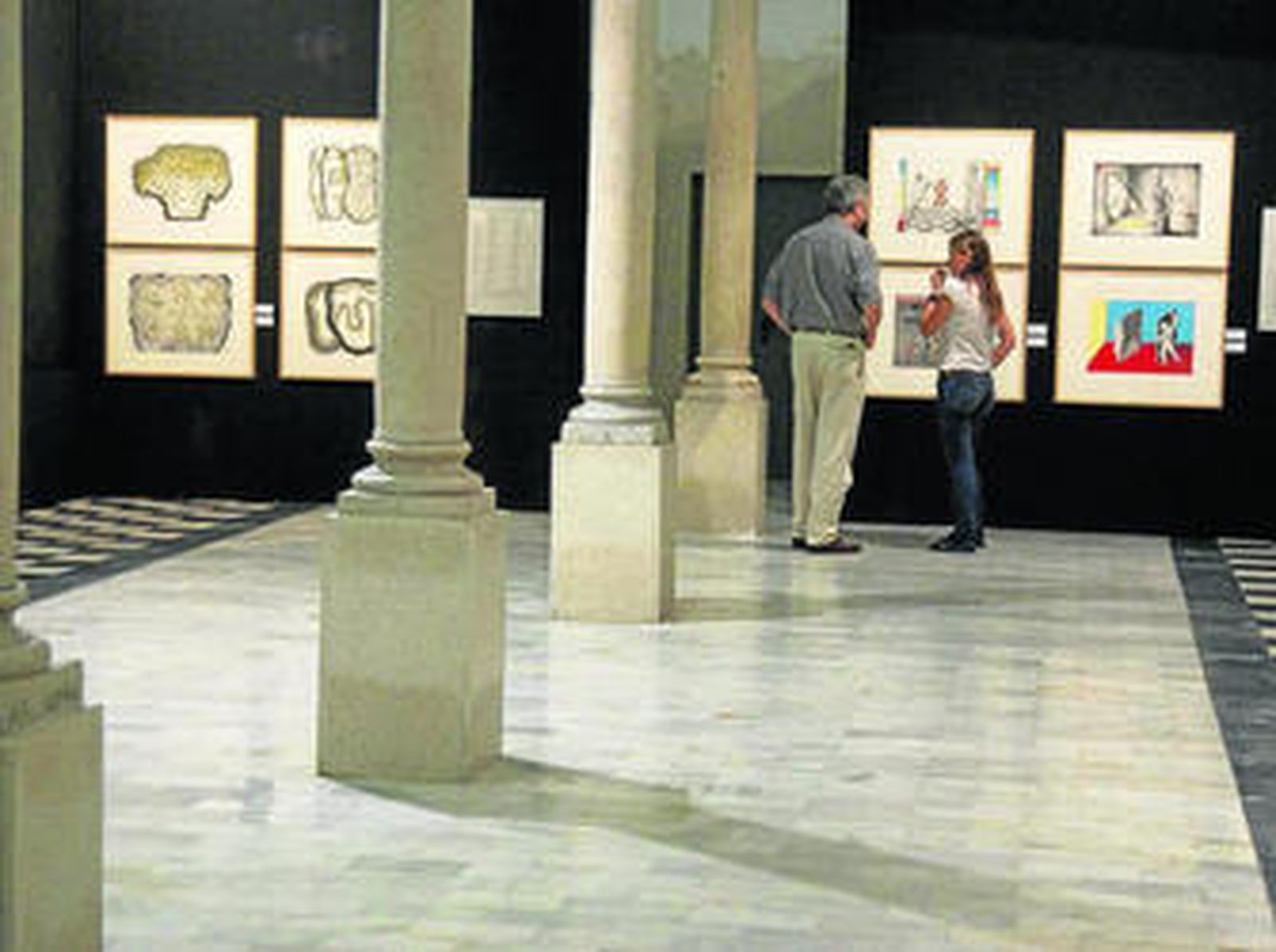 Interior de la sala con las obras de Pérez Villalta (derecha) y Luis Gordillo al fondo.