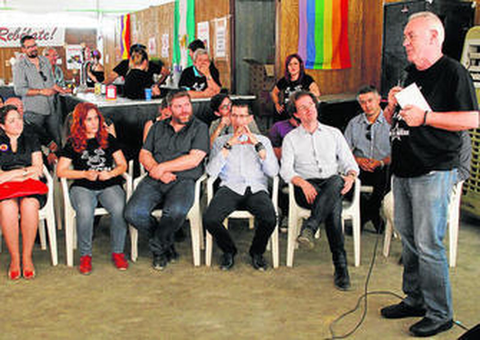 El coordinador federal de IU, Cayo Lara, visitó ayer la caseta La Pecera en el marco de la precampaña electoral.