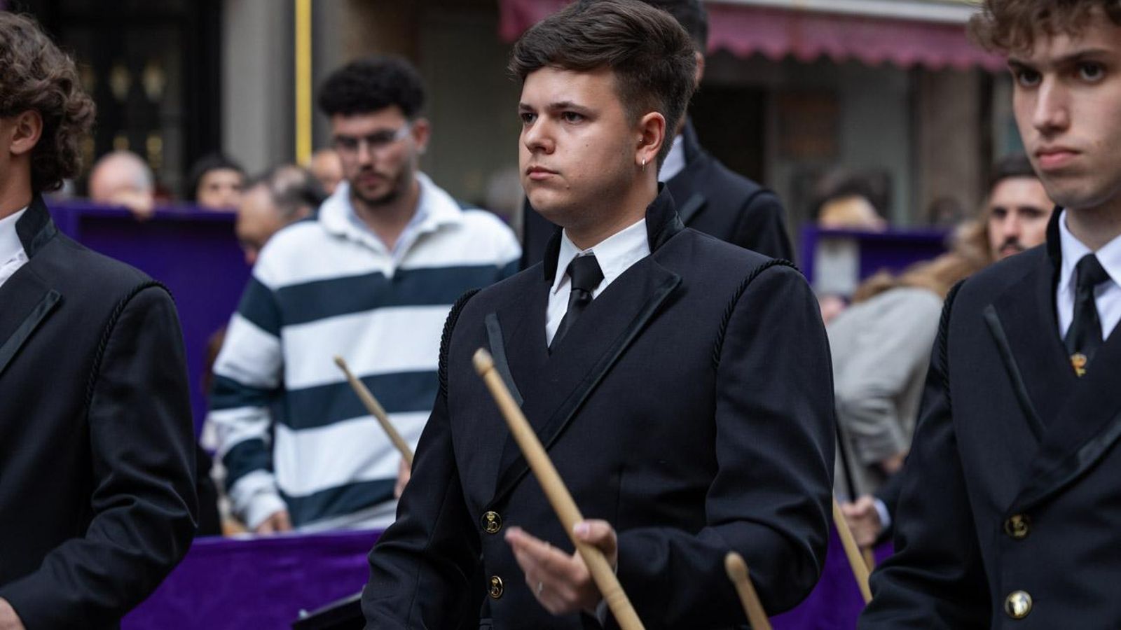 Los cofrades se rinden ante los grandes pasos de misterio del Lunes Santo