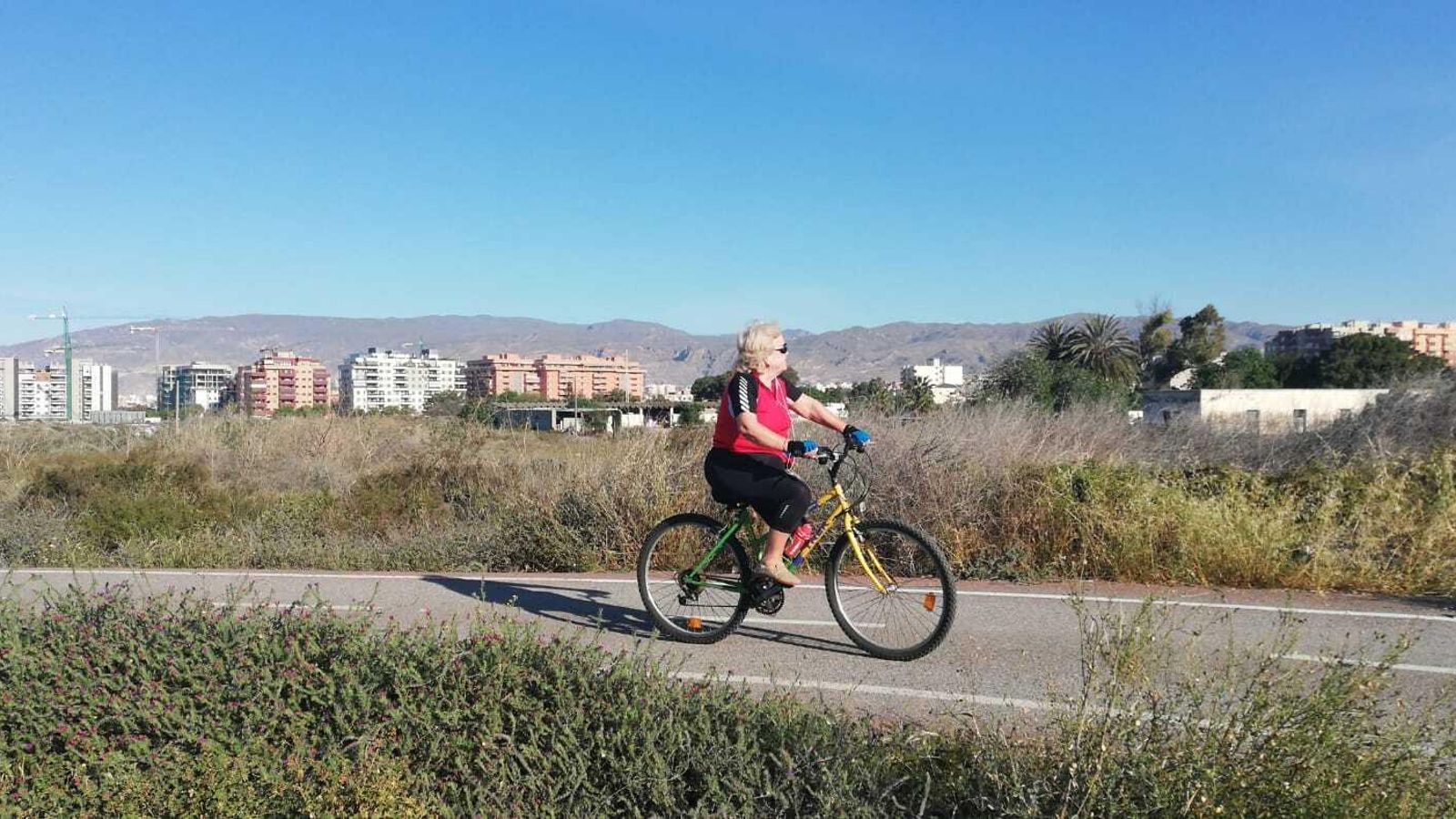Una mujer en bicicleta sin nadie que le moleste.
