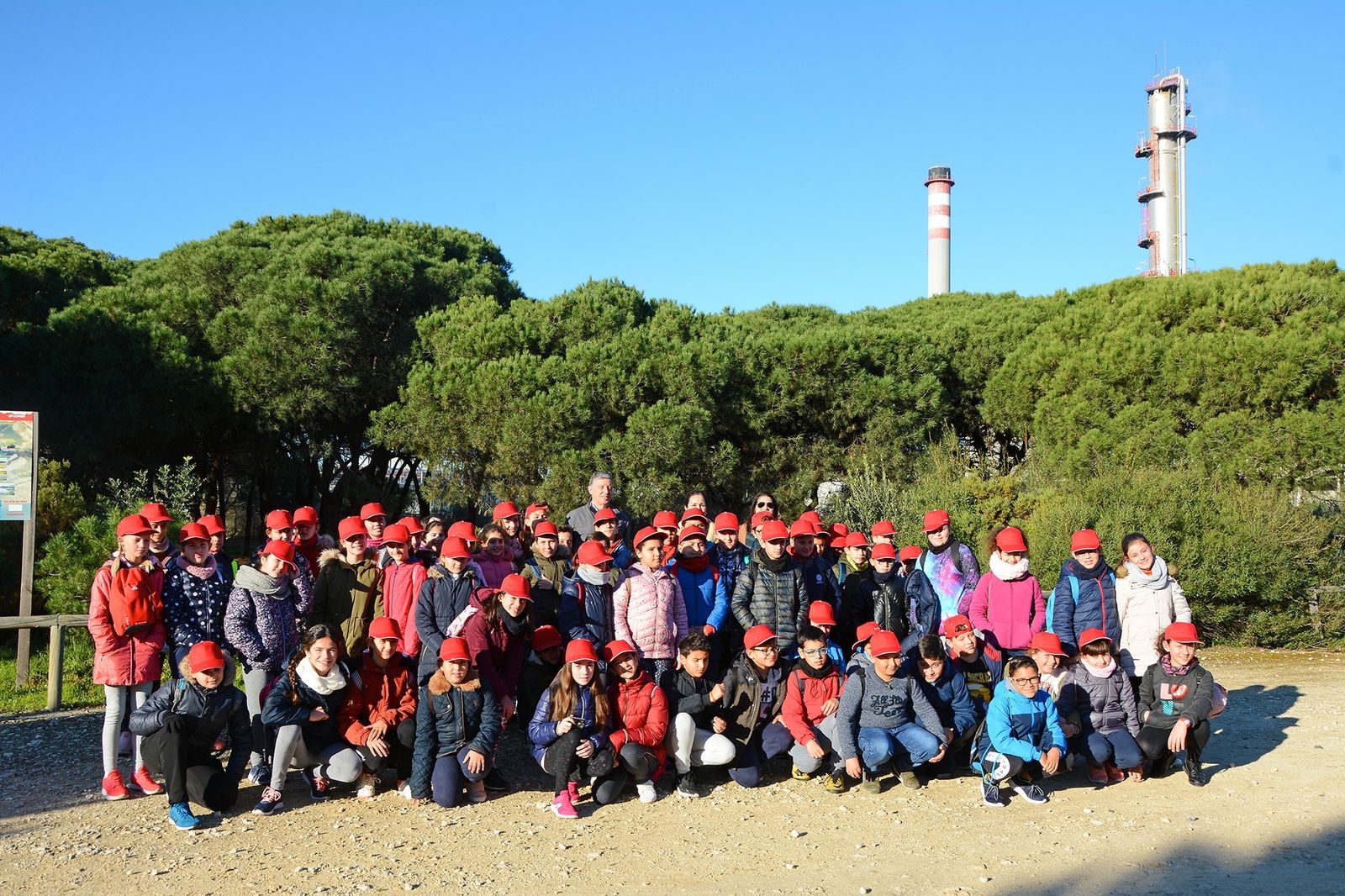 Alumnos del colegio Hermanos Pinzón de Palos junto al alcalde de la localidad.