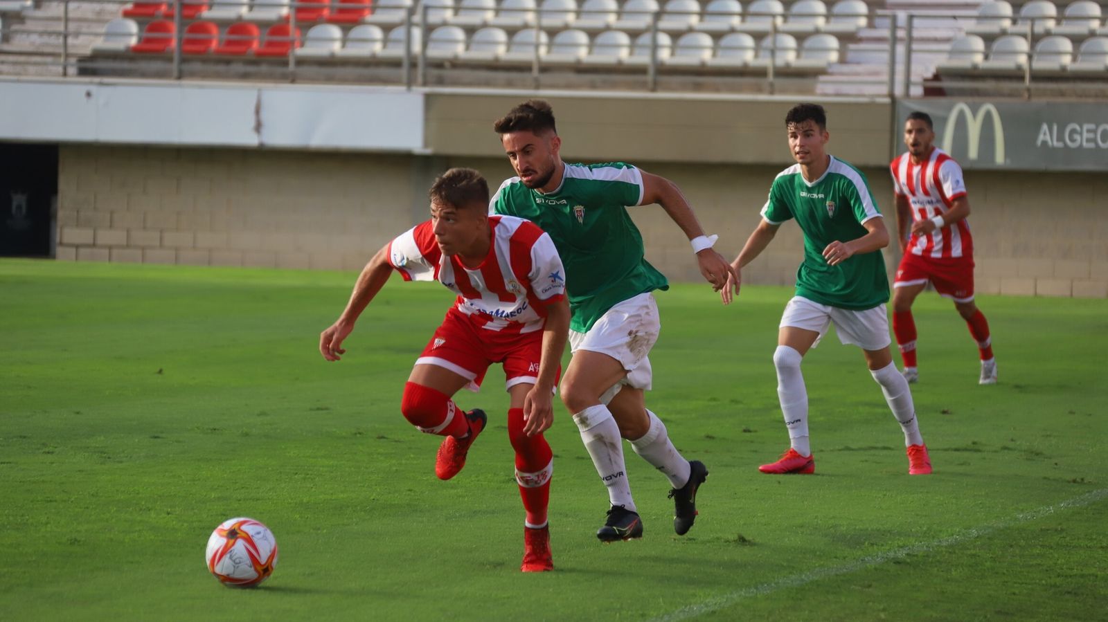 Omar Perdomo intenta recuperar el balón ante Leiva, del Algeciras.