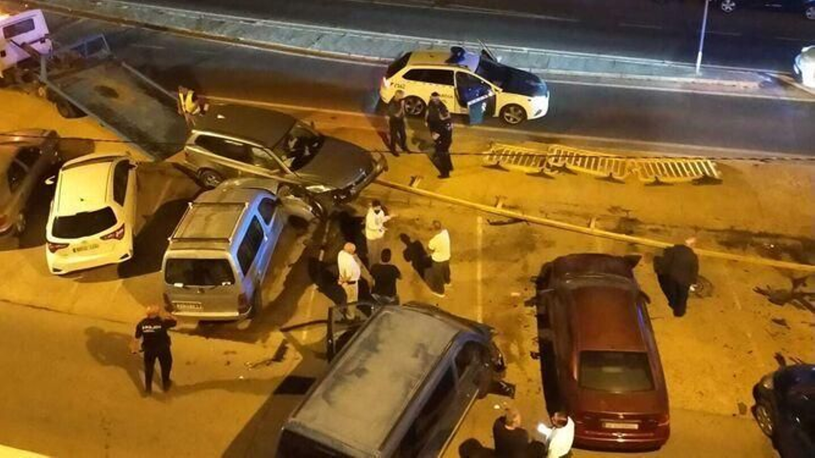 El coche accidentado el domingo, en el momento en el que era retirado por la grúa.