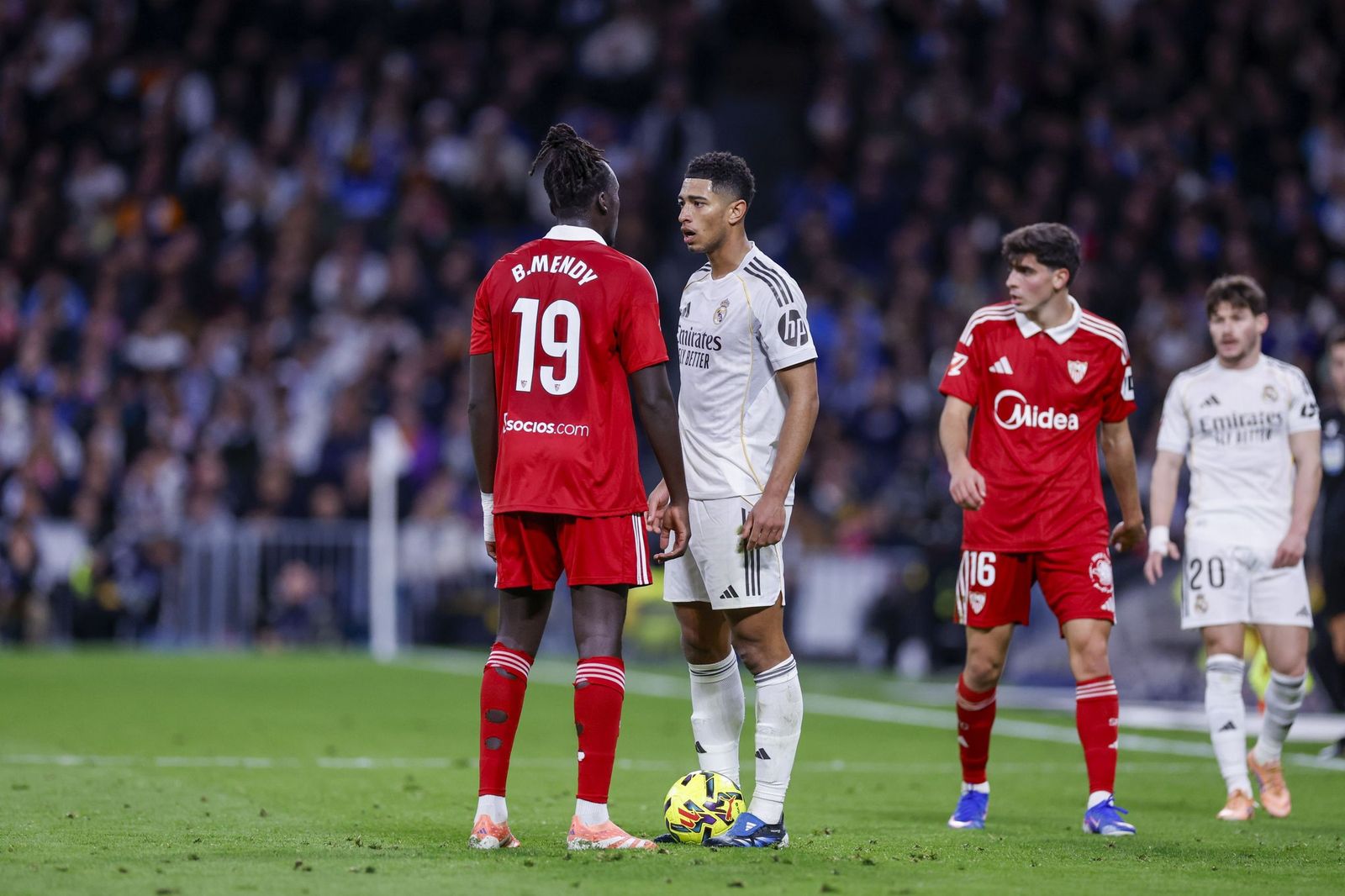 Mendy y Bellingham discuten durante el polémico Real Madrid-Sevilla.