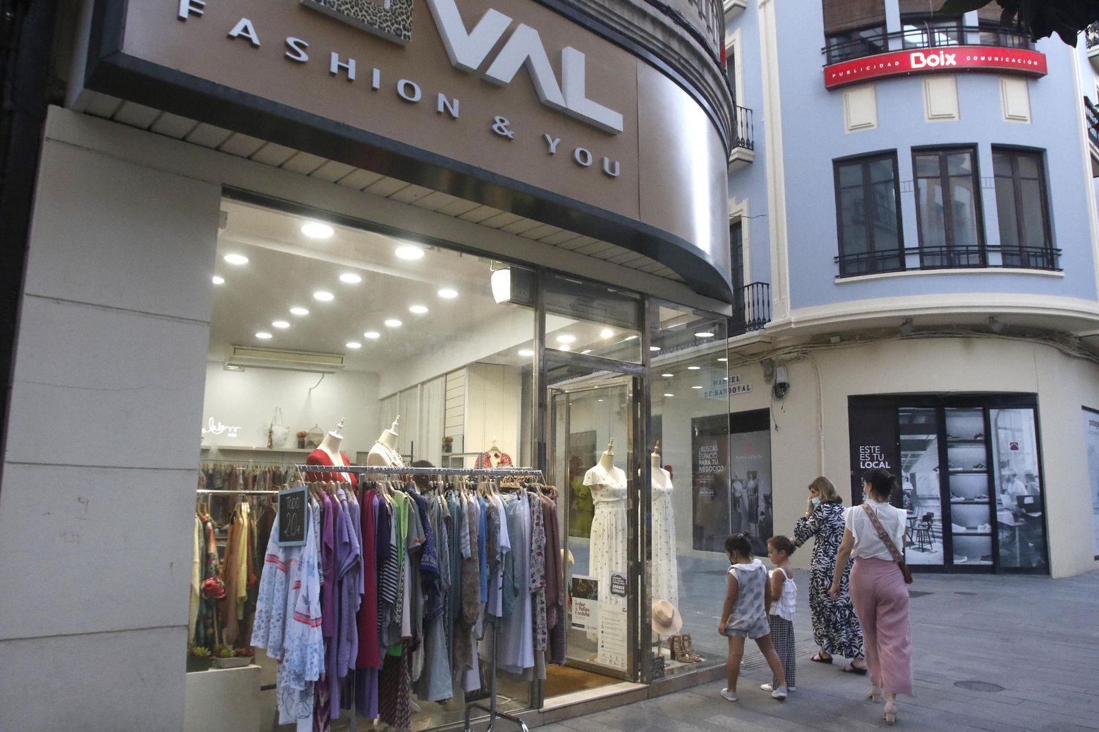 La "noche más larga" del comercio del Centro y la Judería de Córdoba, en fotografías