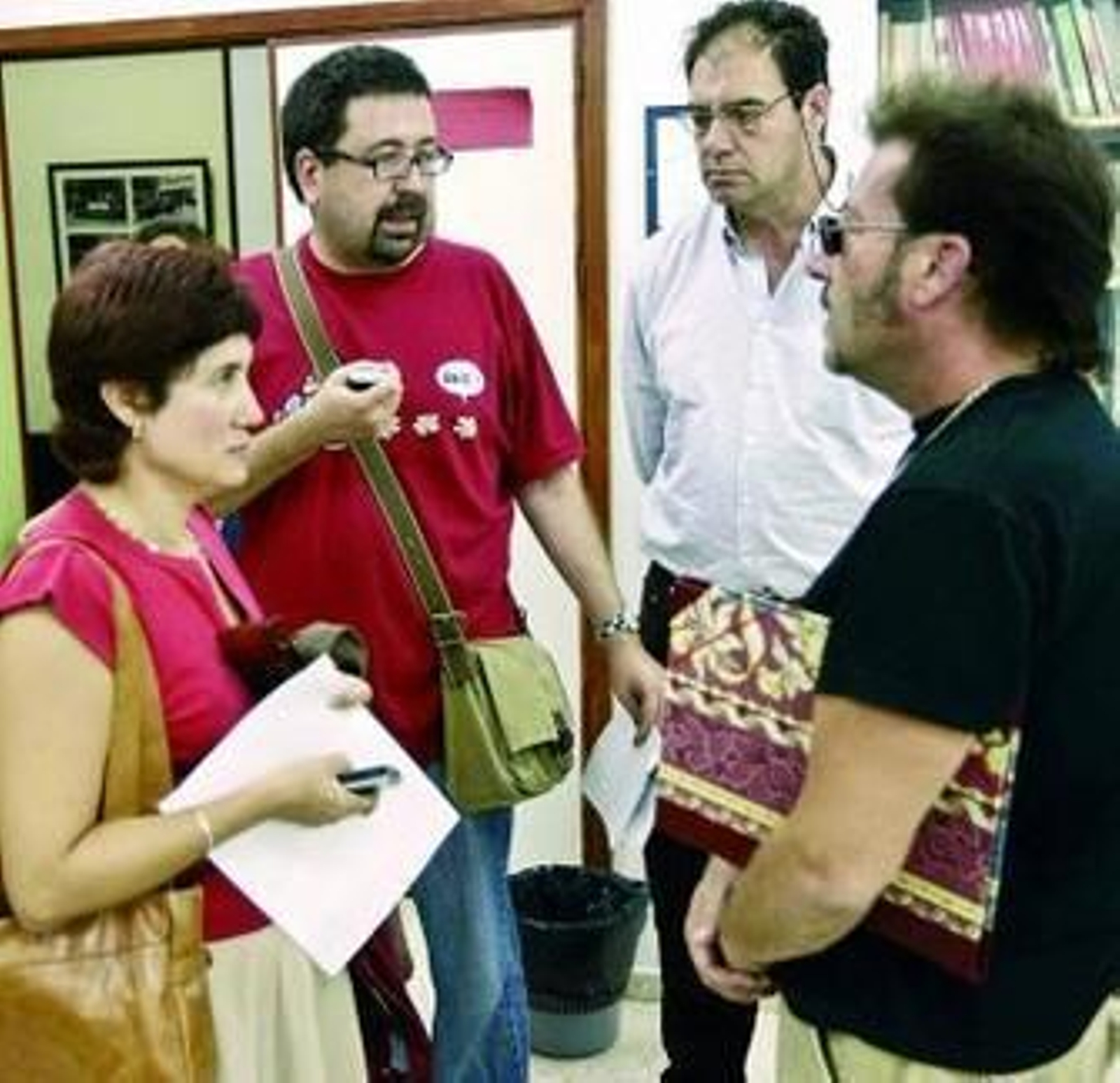 Representantes de los sindicatos, ayer en el IES Trassierra.