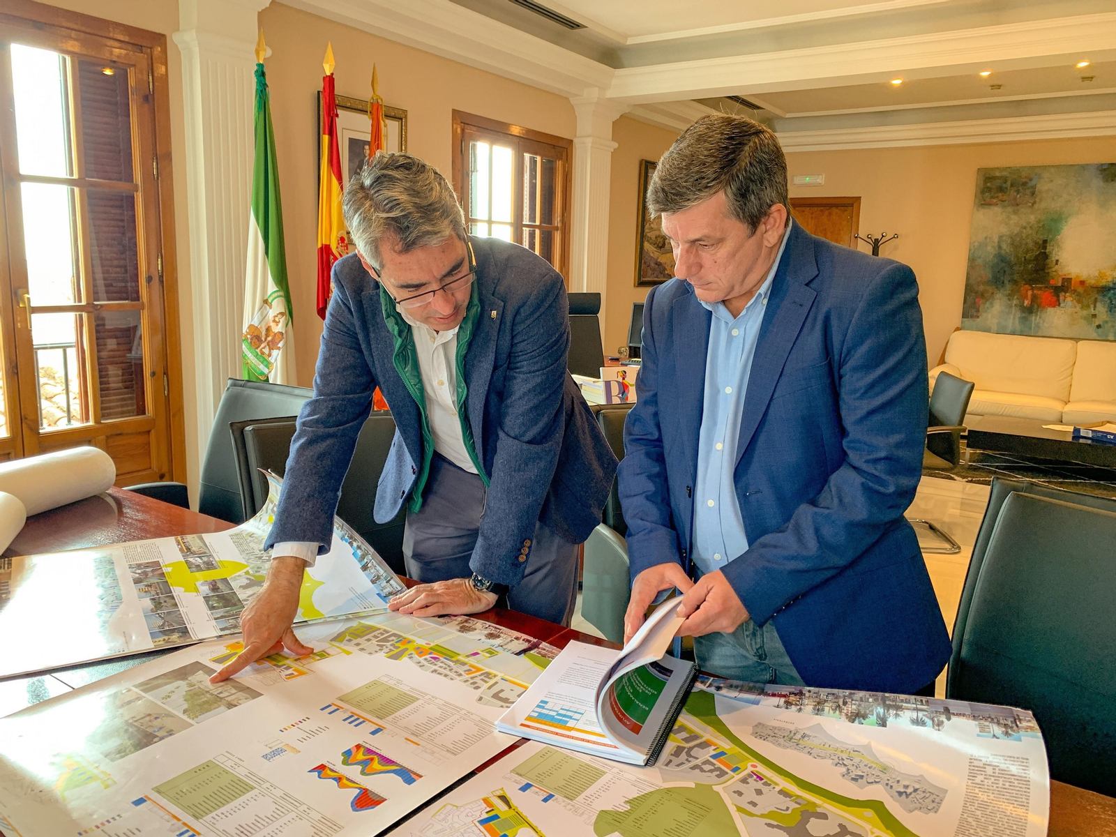 El alcalde, Víctor Navas (I.), y el concejal de Participación Ciudadana, E. Pablo Centella.