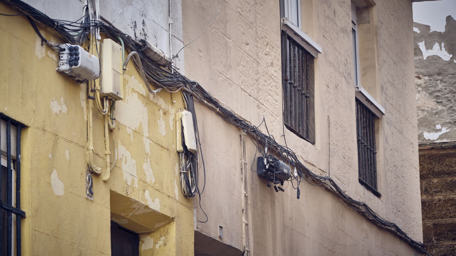 Cables cubriendo una fachada de Cádiz.