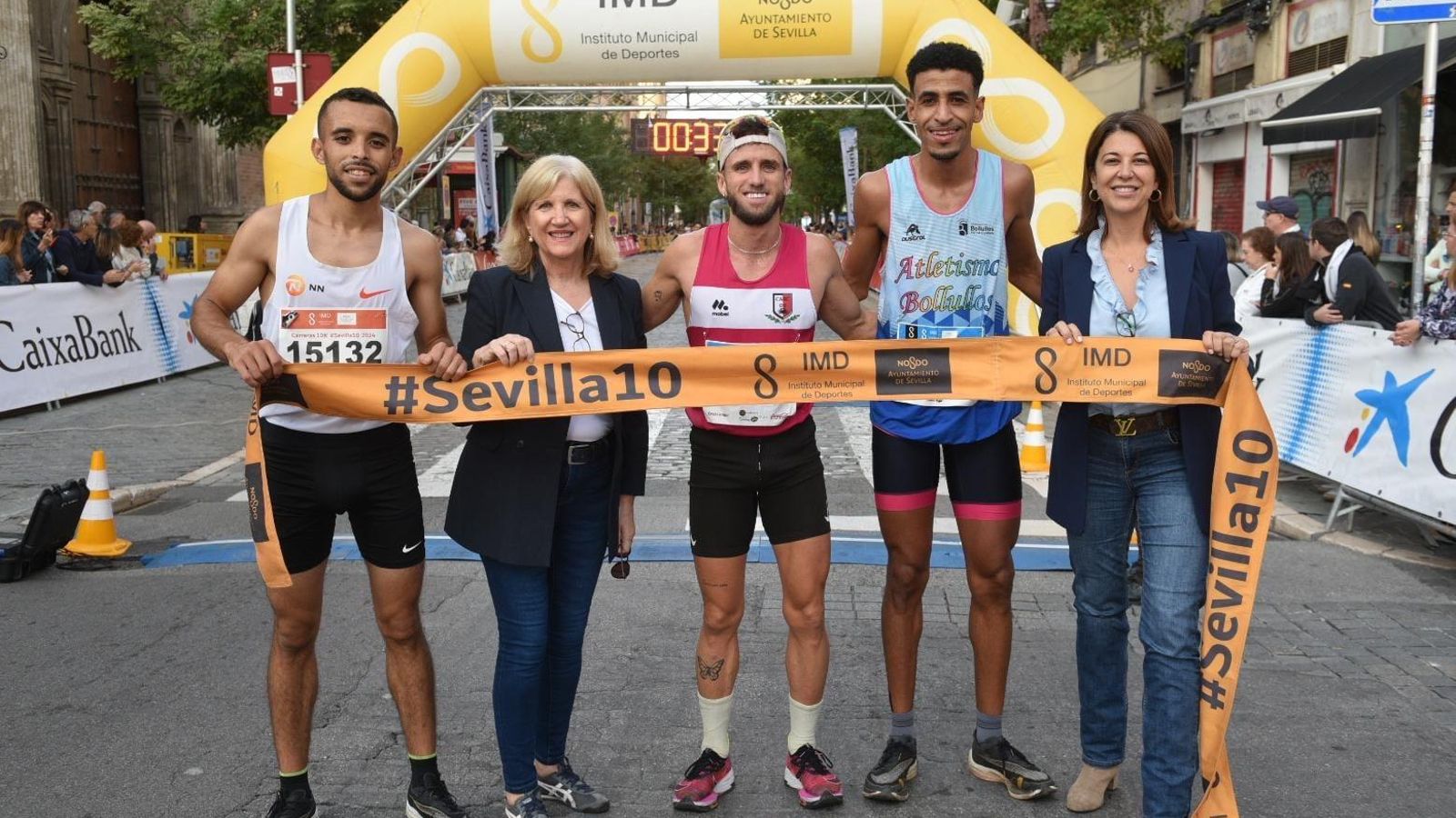 Los ganadores de la prueba absoluta masculina, ante la línea de meta.