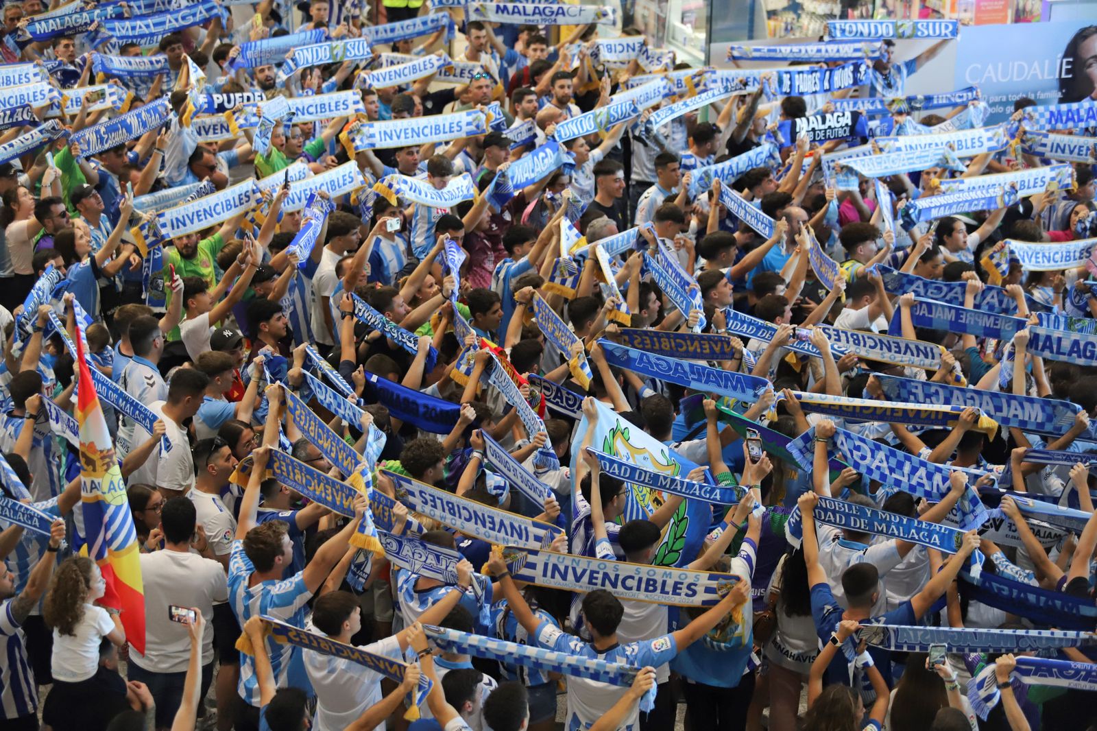 El espectacular preámbulo en el aeropuerto con la afición