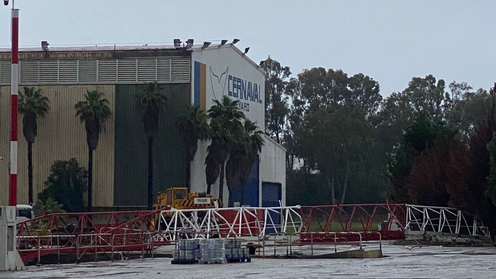 La grúa caída en el astillero Cernaval, en Campamento.