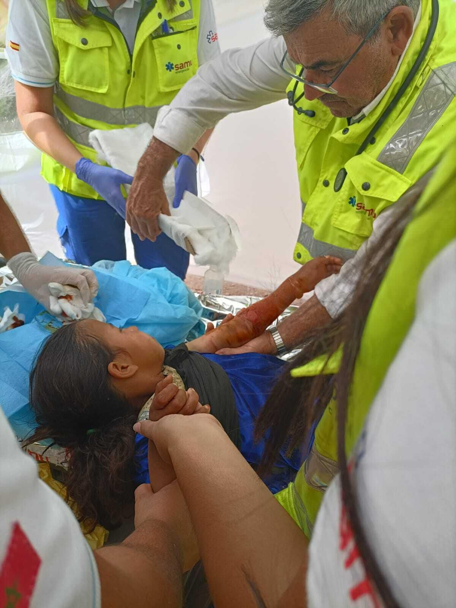 El doctor Carlos Álvarez Leiva, junto a su equipo, atiende a víctima del terremoto en Marruecos.