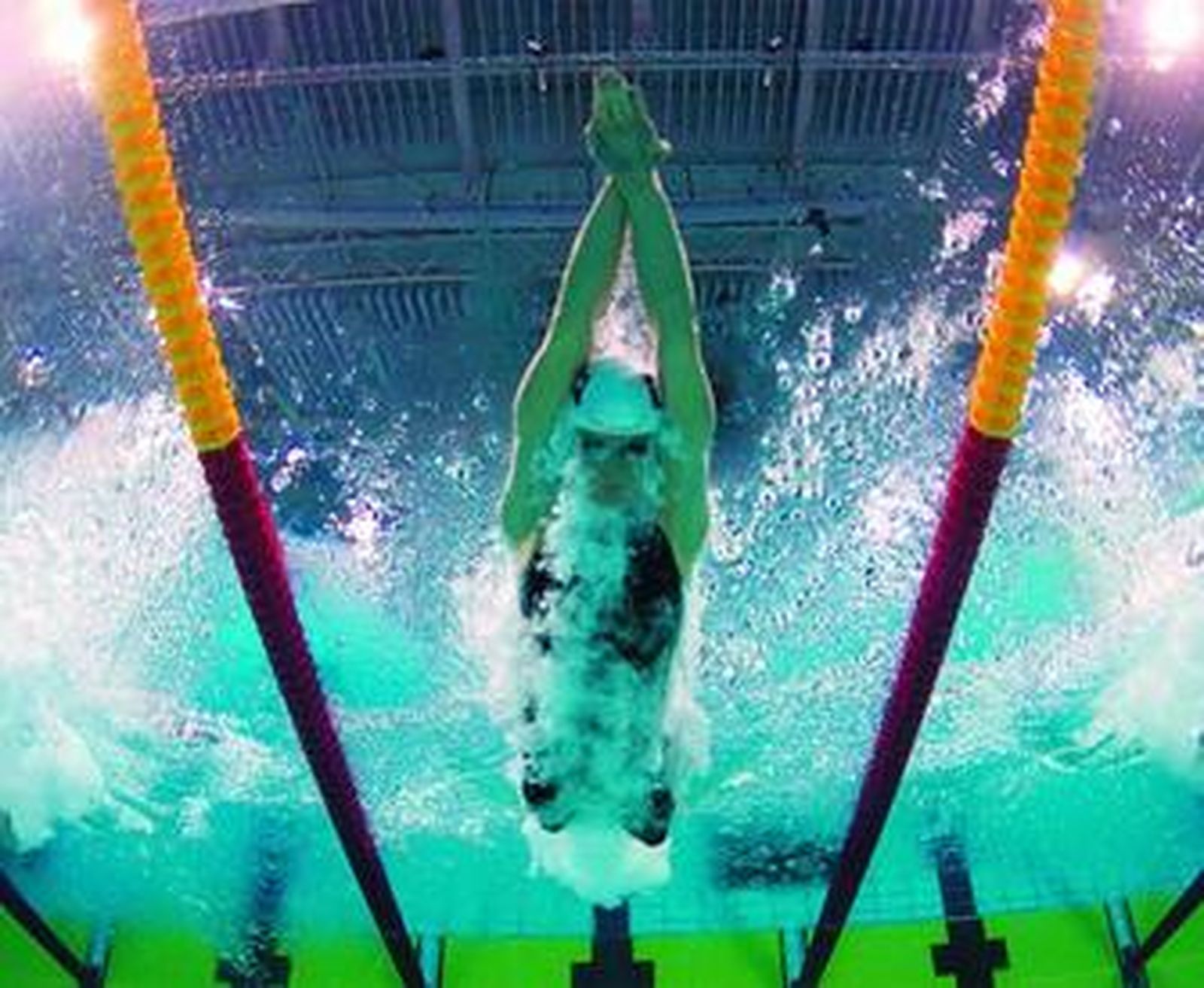 El polaco Pawel Korzeniowski se sumerge durante una de las series del 400 libre masculino.